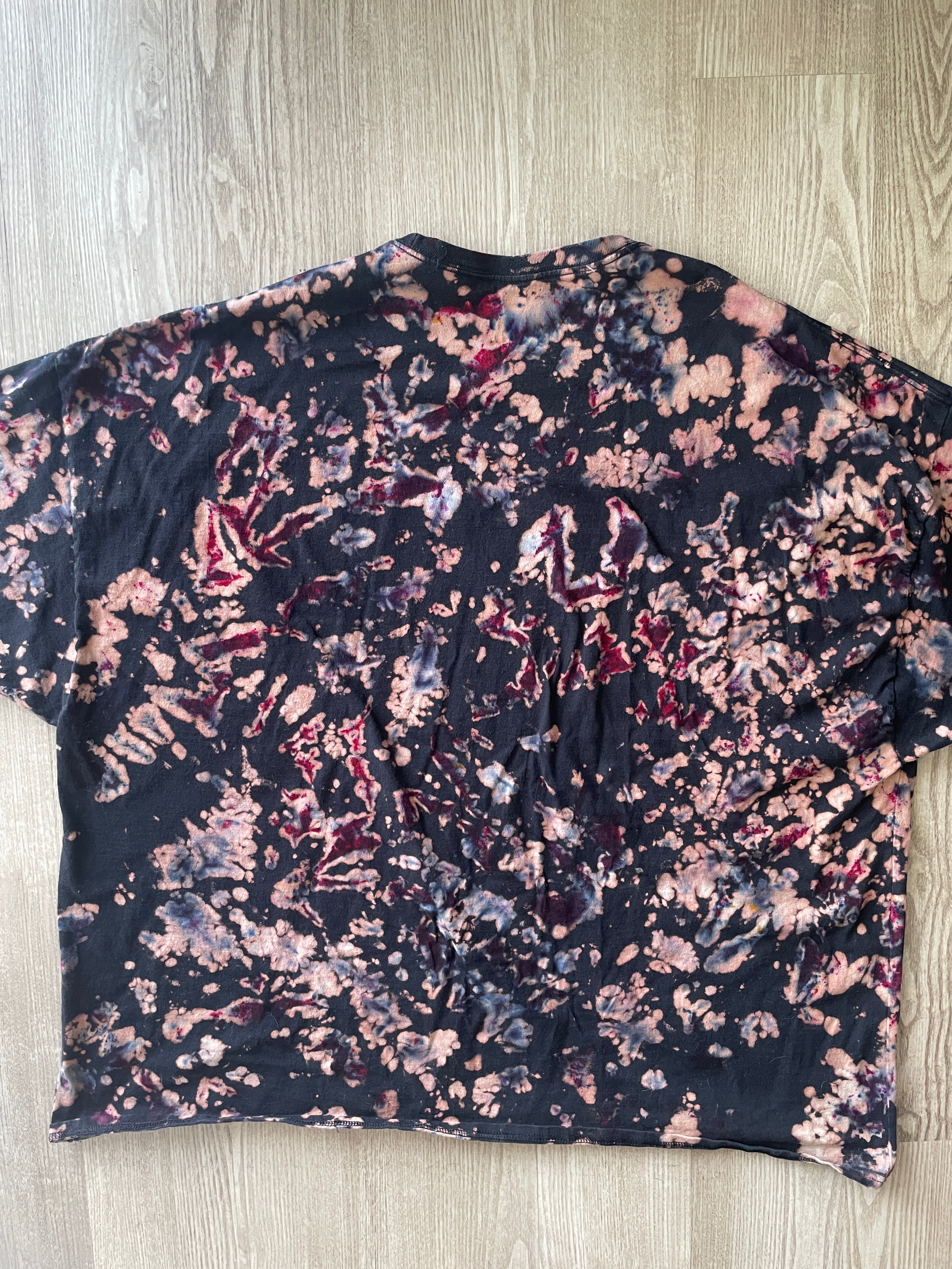 6XL Men’s Utah Utes Batman Reverse Tie Dye T-Shirt | One-Of-a-Kind Black and Red Crumpled Short Sleeve