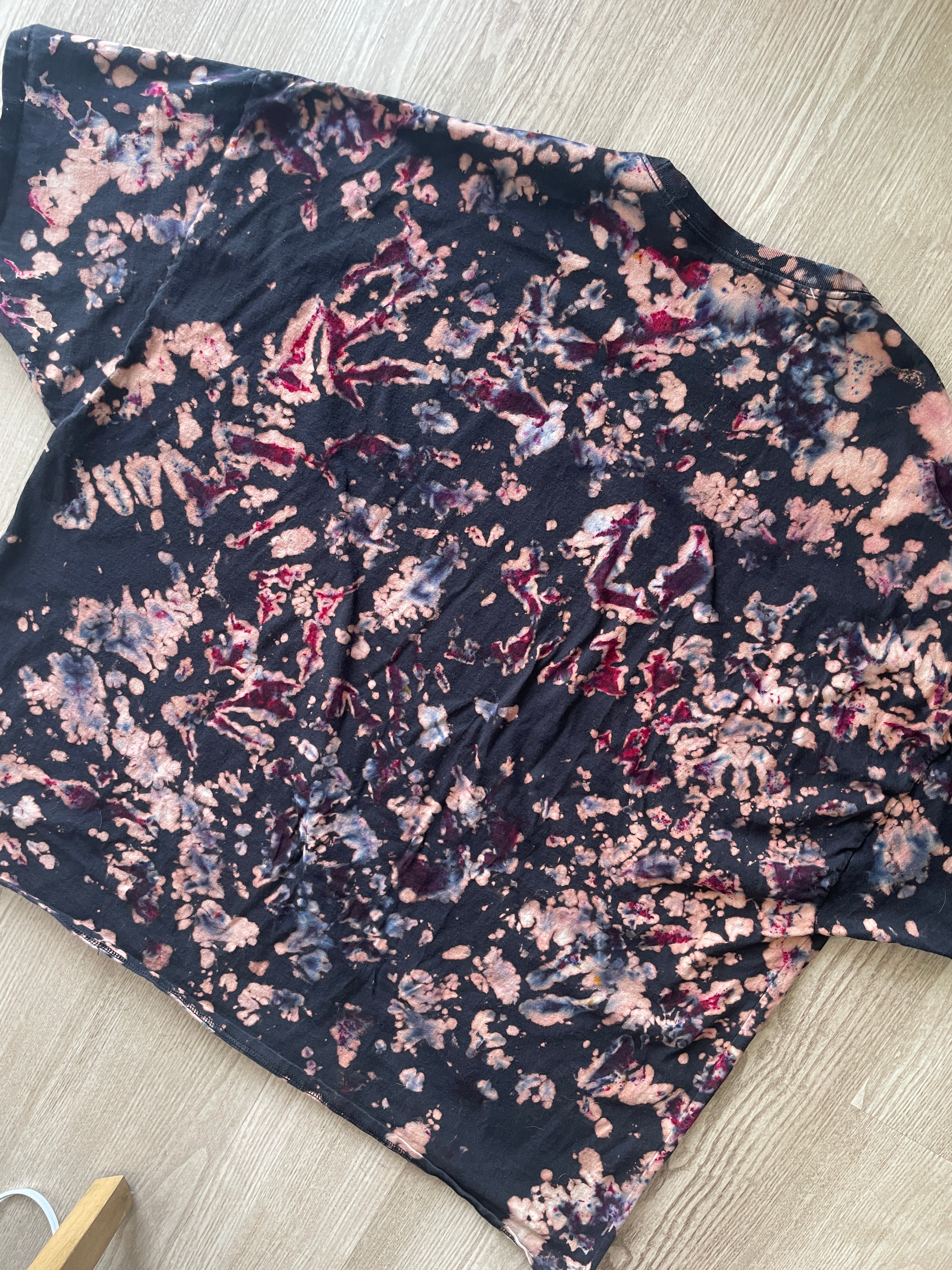 6XL Men’s Utah Utes Batman Reverse Tie Dye T-Shirt | One-Of-a-Kind Black and Red Crumpled Short Sleeve