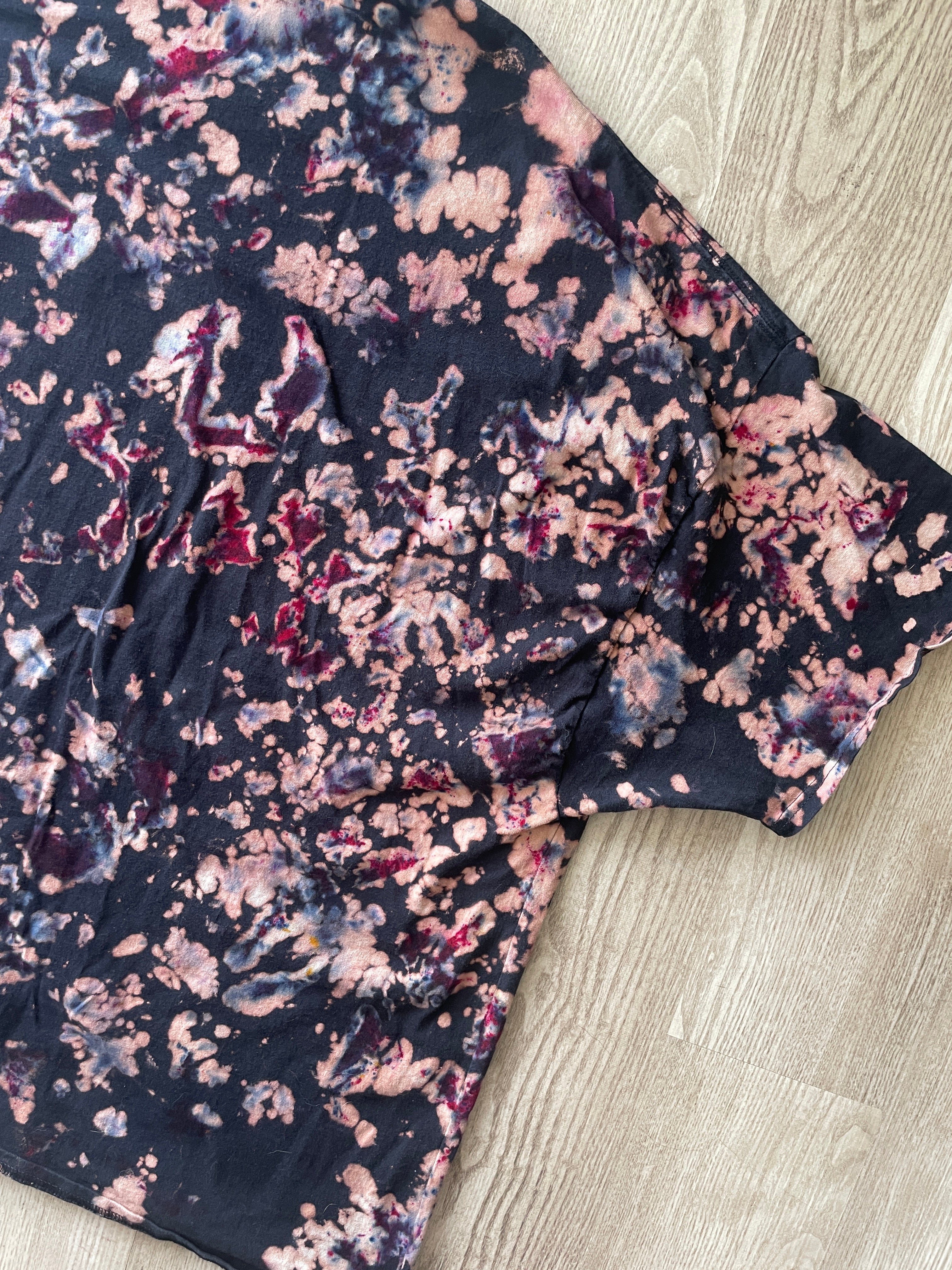 6XL Men’s Utah Utes Batman Reverse Tie Dye T-Shirt | One-Of-a-Kind Black and Red Crumpled Short Sleeve