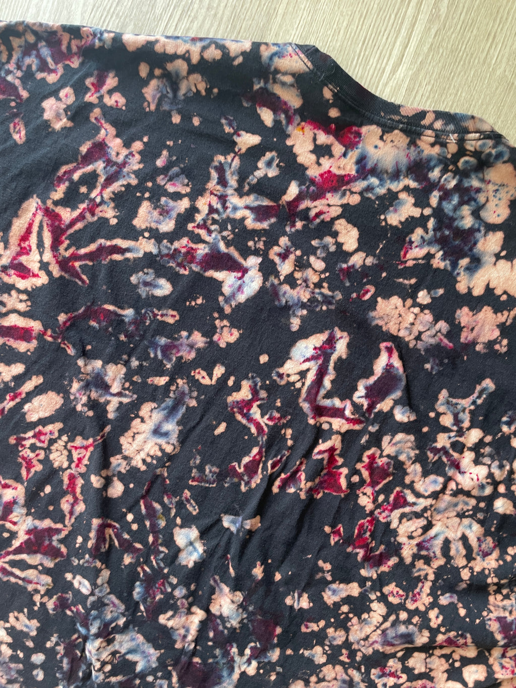 6XL Men’s Utah Utes Batman Reverse Tie Dye T-Shirt | One-Of-a-Kind Black and Red Crumpled Short Sleeve