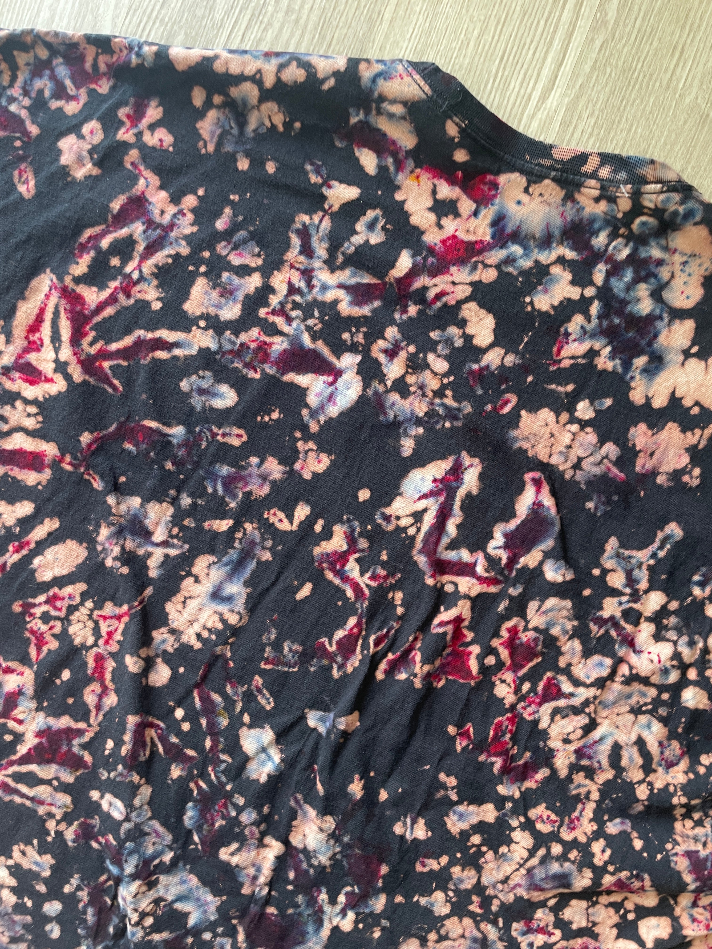 6XL Men’s Utah Utes Batman Reverse Tie Dye T-Shirt | One-Of-a-Kind Black and Red Crumpled Short Sleeve