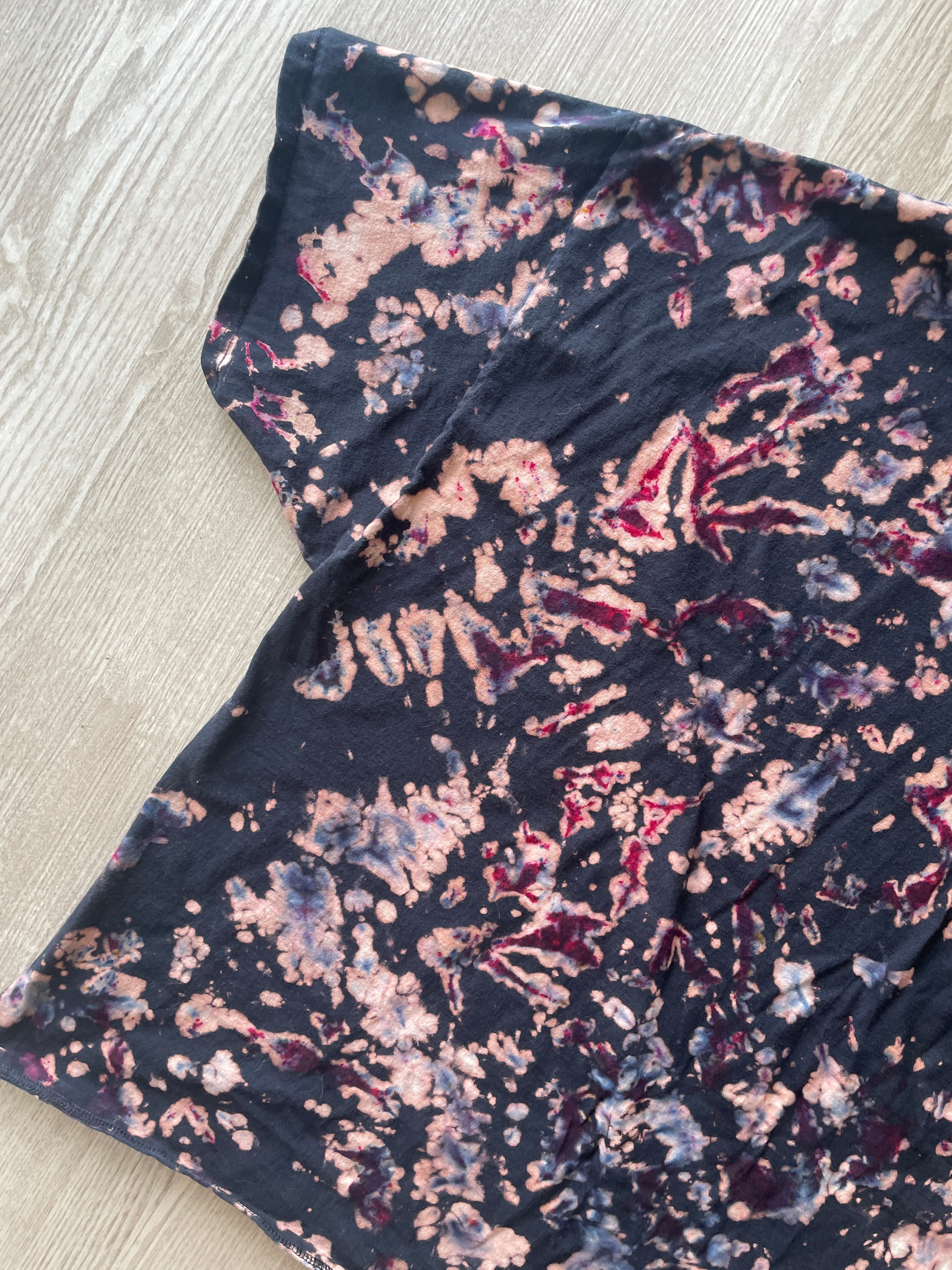 6XL Men’s Utah Utes Batman Reverse Tie Dye T-Shirt | One-Of-a-Kind Black and Red Crumpled Short Sleeve