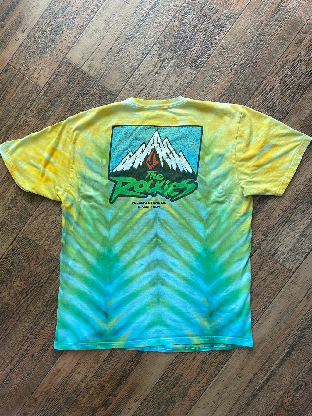 Volcom "The Rockies" Blue and Green Tie Dye Short Sleeve T-Shirt | Men's XL