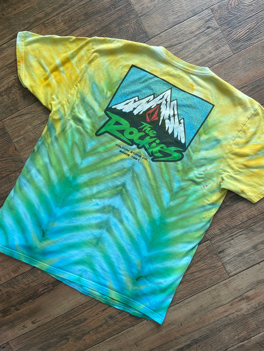 Volcom "The Rockies" Blue and Green Tie Dye Short Sleeve T-Shirt | Men's XL