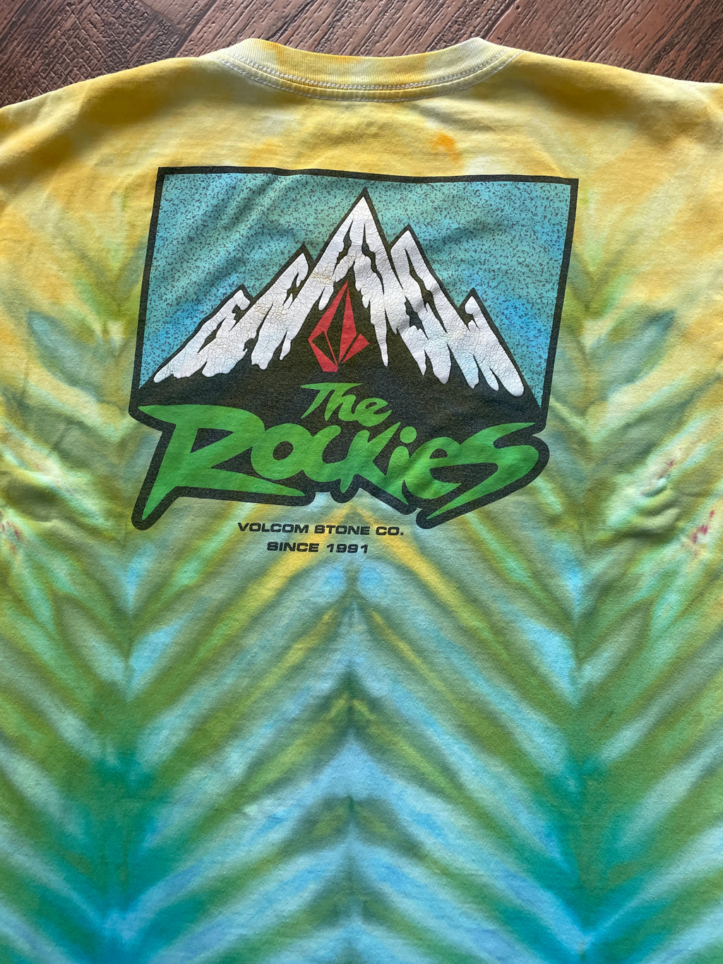 Volcom "The Rockies" Blue and Green Tie Dye Short Sleeve T-Shirt | Men's XL