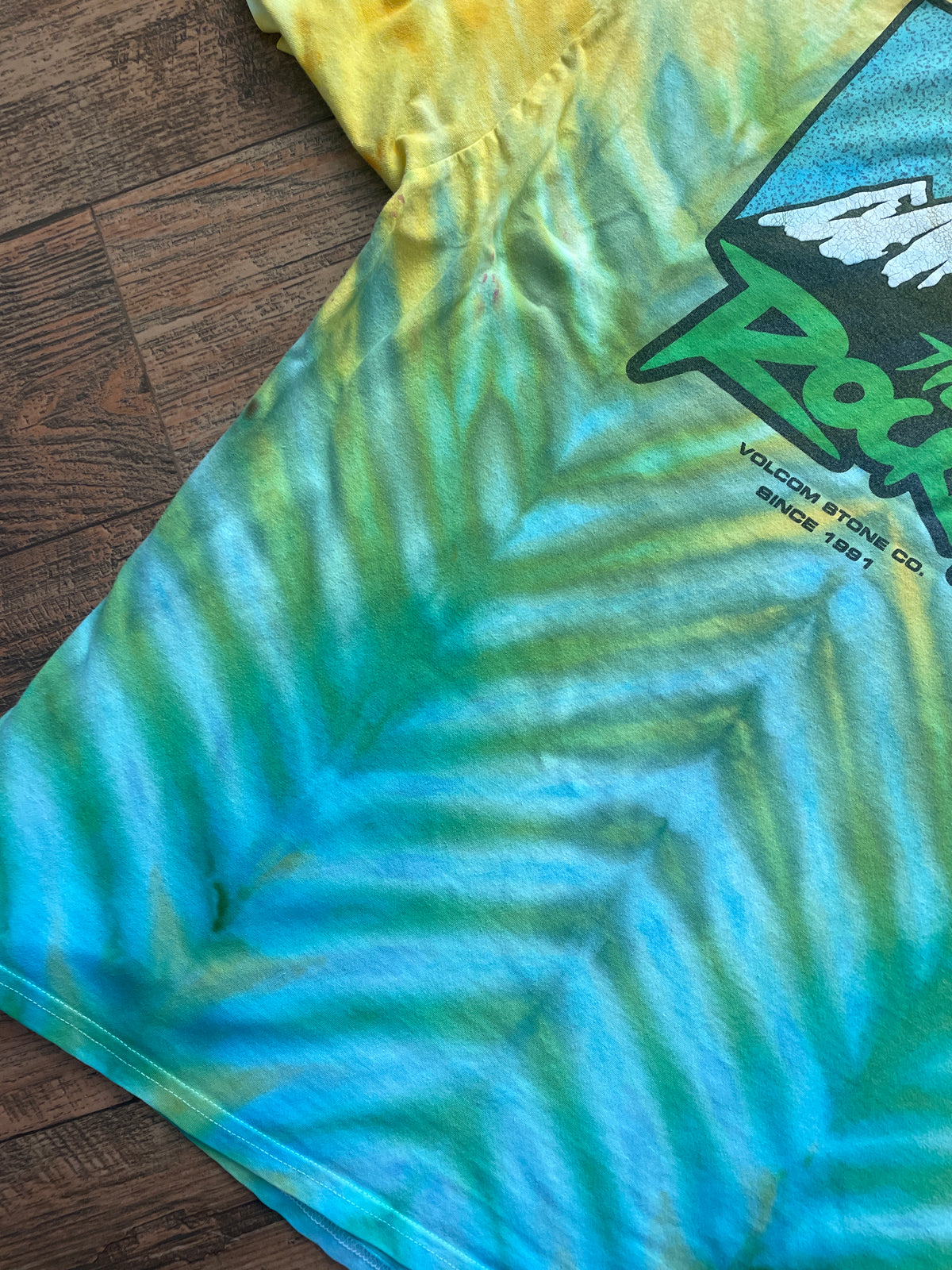 Volcom "The Rockies" Blue and Green Tie Dye Short Sleeve T-Shirt | Men's XL