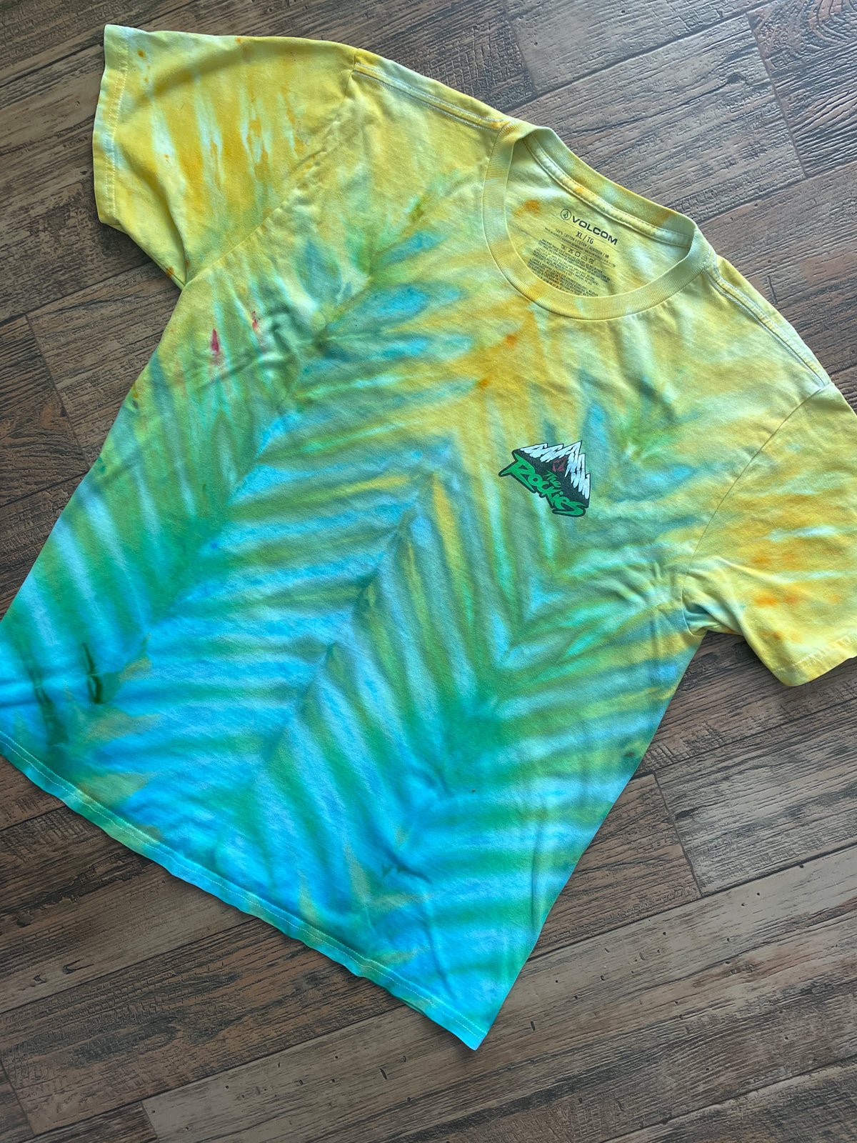 Volcom "The Rockies" Blue and Green Tie Dye Short Sleeve T-Shirt | Men's XL