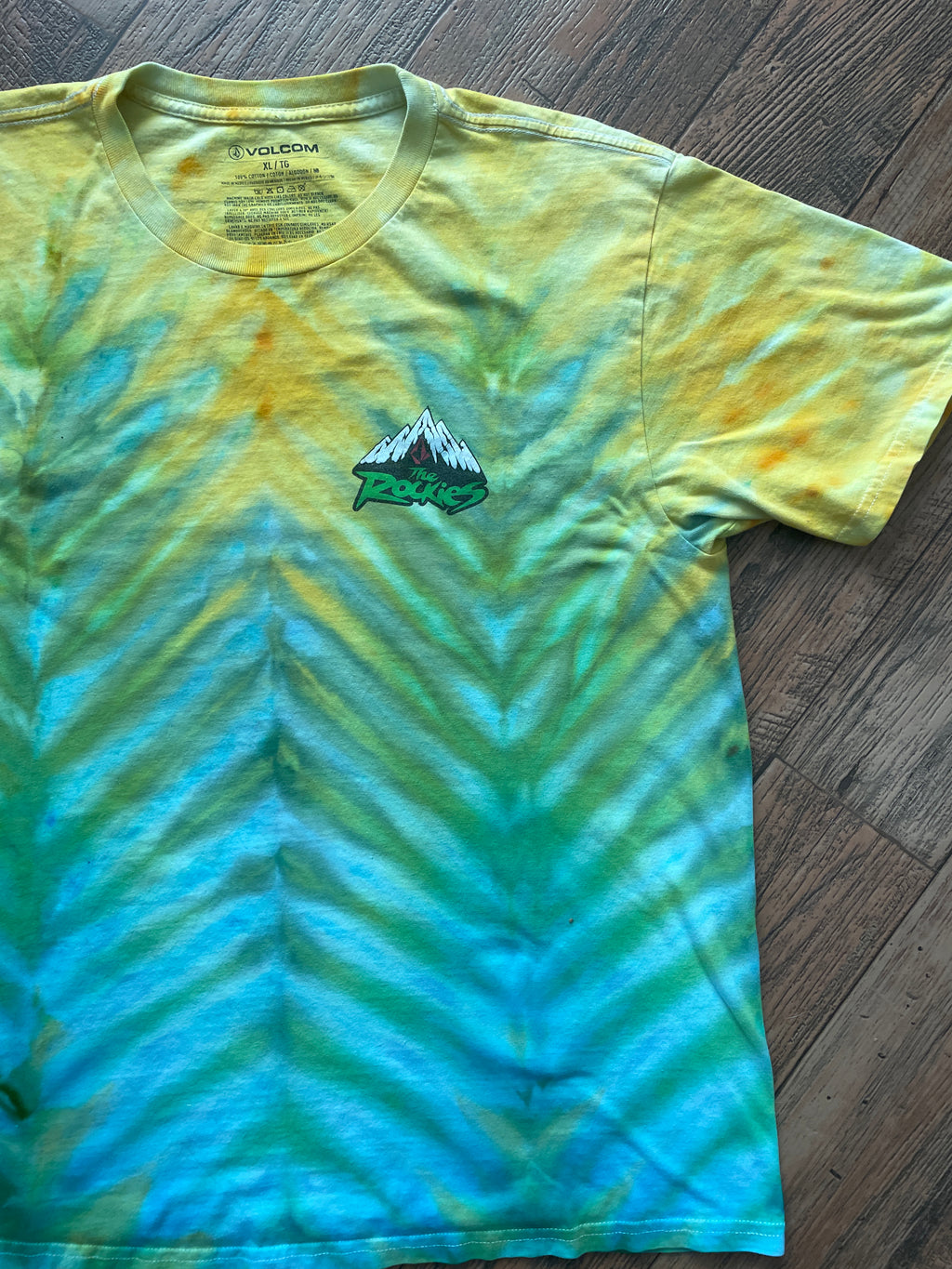Volcom "The Rockies" Blue and Green Tie Dye Short Sleeve T-Shirt | Men's XL