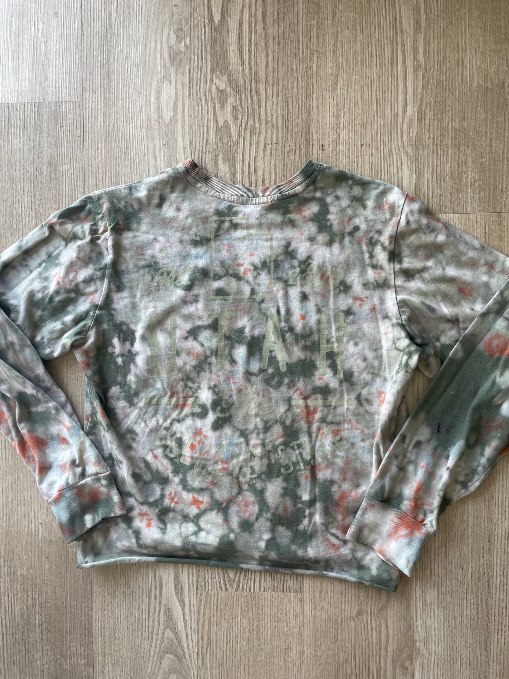 MEDIUM Men’s Utah Reverse  Tie Dye Cropped Length Long Sleeve T-Shirt | One-Of-a-Kind Green and White Crumpled Short Sleeve