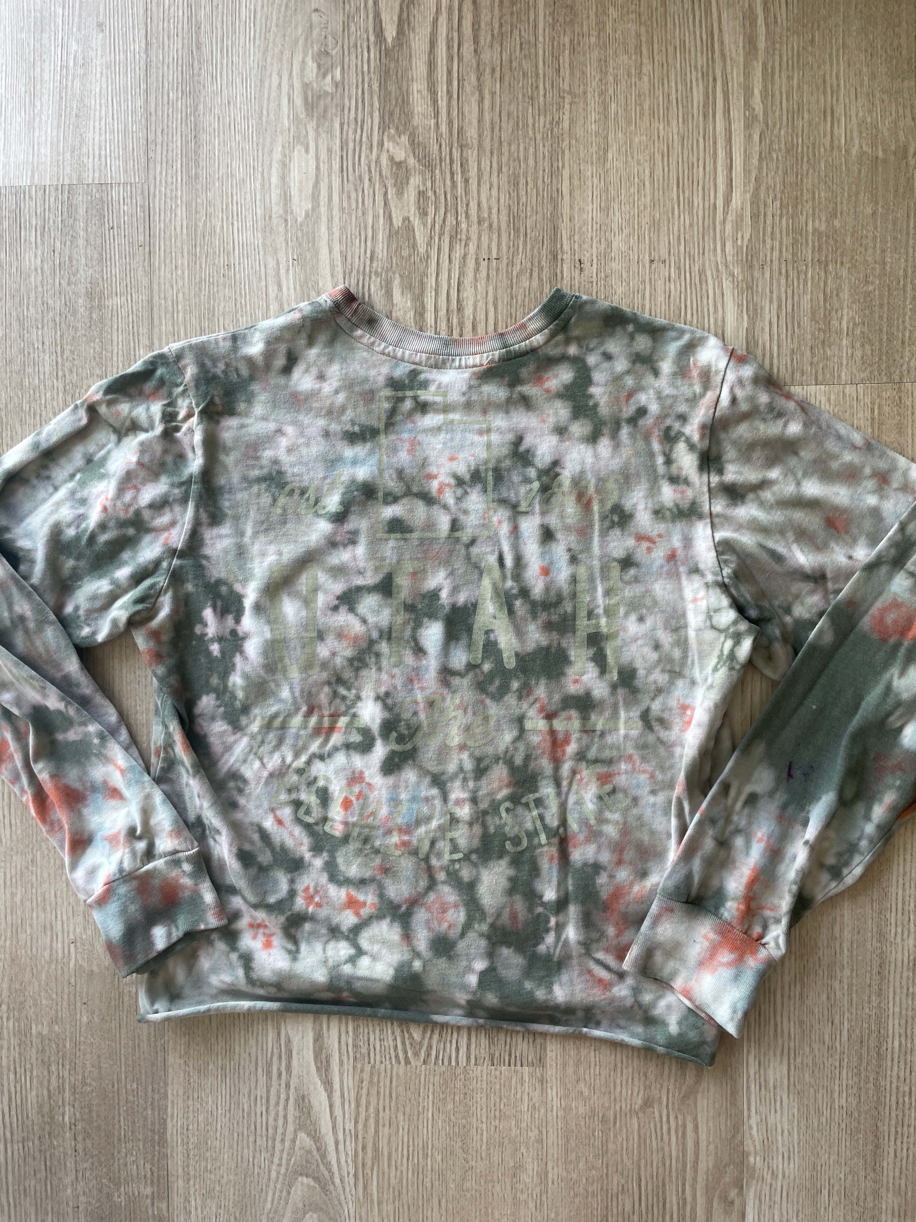 MEDIUM Men’s Utah Reverse  Tie Dye Cropped Length Long Sleeve T-Shirt | One-Of-a-Kind Green and White Crumpled Short Sleeve