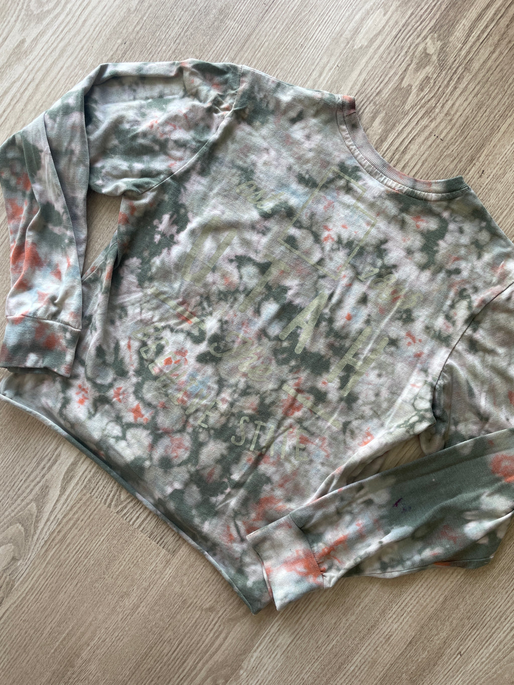 MEDIUM Men’s Utah Reverse  Tie Dye Cropped Length Long Sleeve T-Shirt | One-Of-a-Kind Green and White Crumpled Short Sleeve