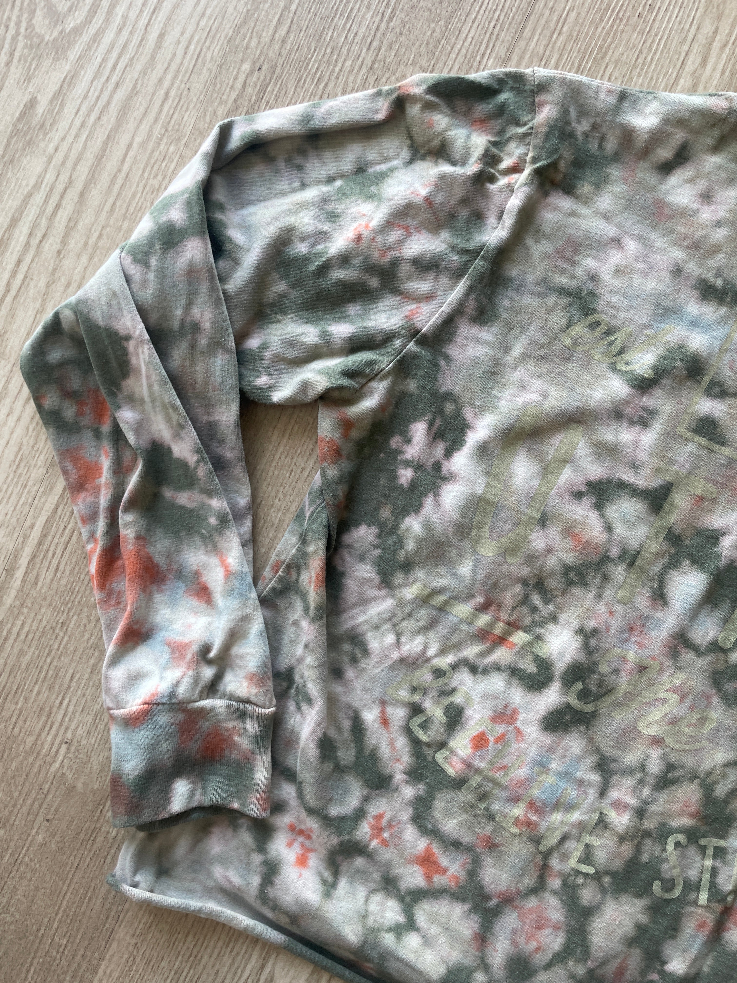 MEDIUM Men’s Utah Reverse  Tie Dye Cropped Length Long Sleeve T-Shirt | One-Of-a-Kind Green and White Crumpled Short Sleeve