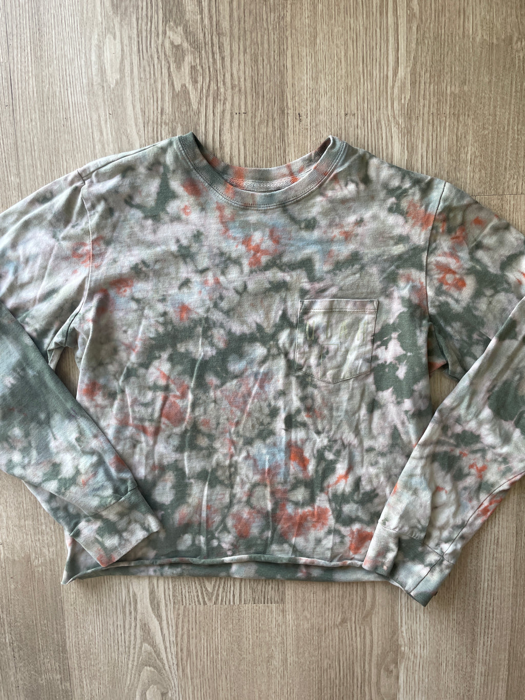 MEDIUM Men’s Utah Reverse  Tie Dye Cropped Length Long Sleeve T-Shirt | One-Of-a-Kind Green and White Crumpled Short Sleeve