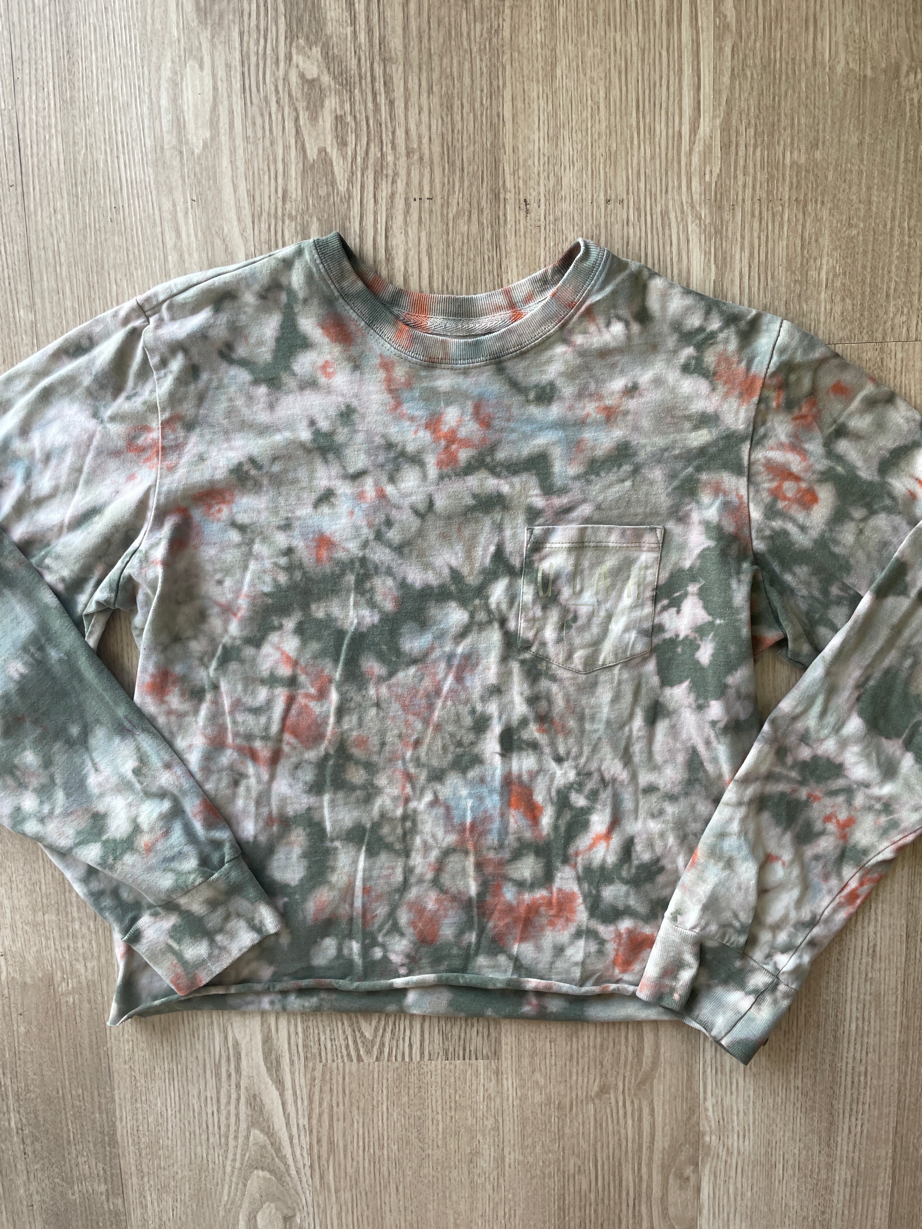 MEDIUM Men’s Utah Reverse  Tie Dye Cropped Length Long Sleeve T-Shirt | One-Of-a-Kind Green and White Crumpled Short Sleeve