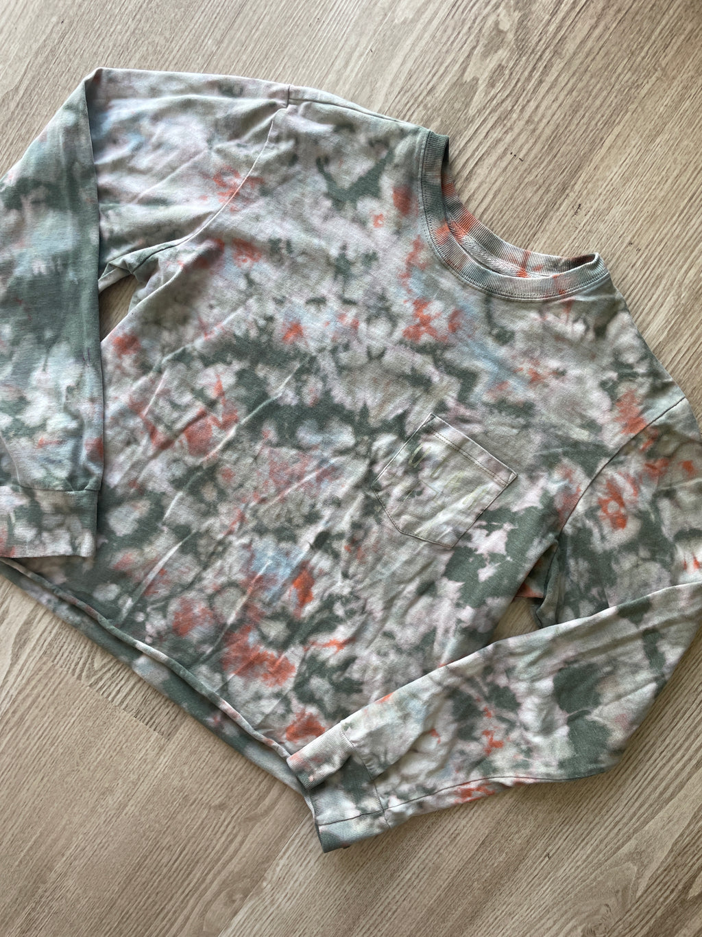 MEDIUM Men’s Utah Reverse  Tie Dye Cropped Length Long Sleeve T-Shirt | One-Of-a-Kind Green and White Crumpled Short Sleeve