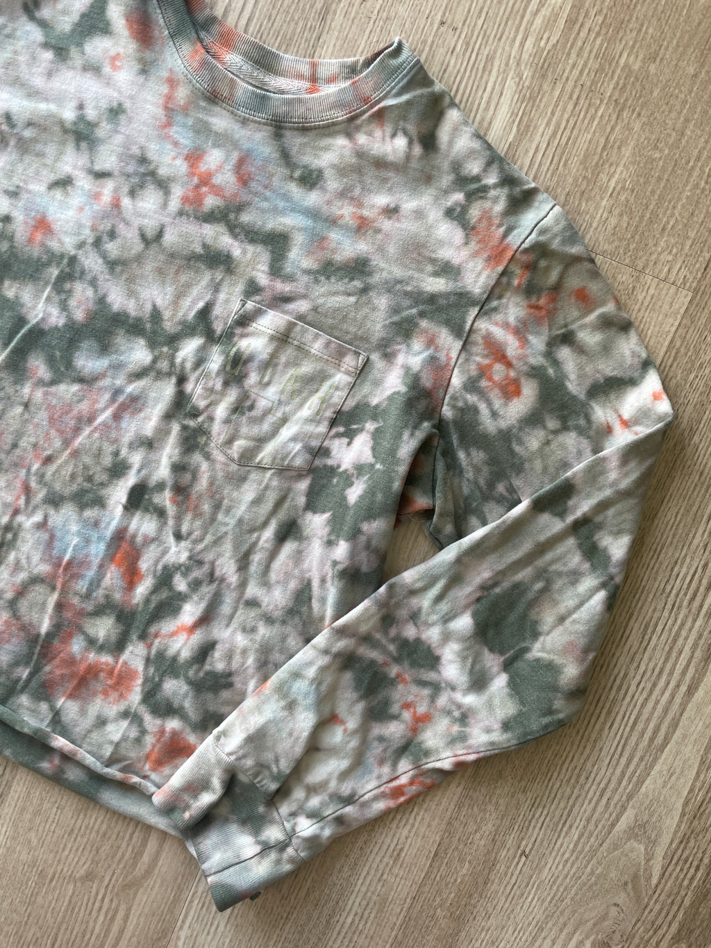 MEDIUM Men’s Utah Reverse  Tie Dye Cropped Length Long Sleeve T-Shirt | One-Of-a-Kind Green and White Crumpled Short Sleeve