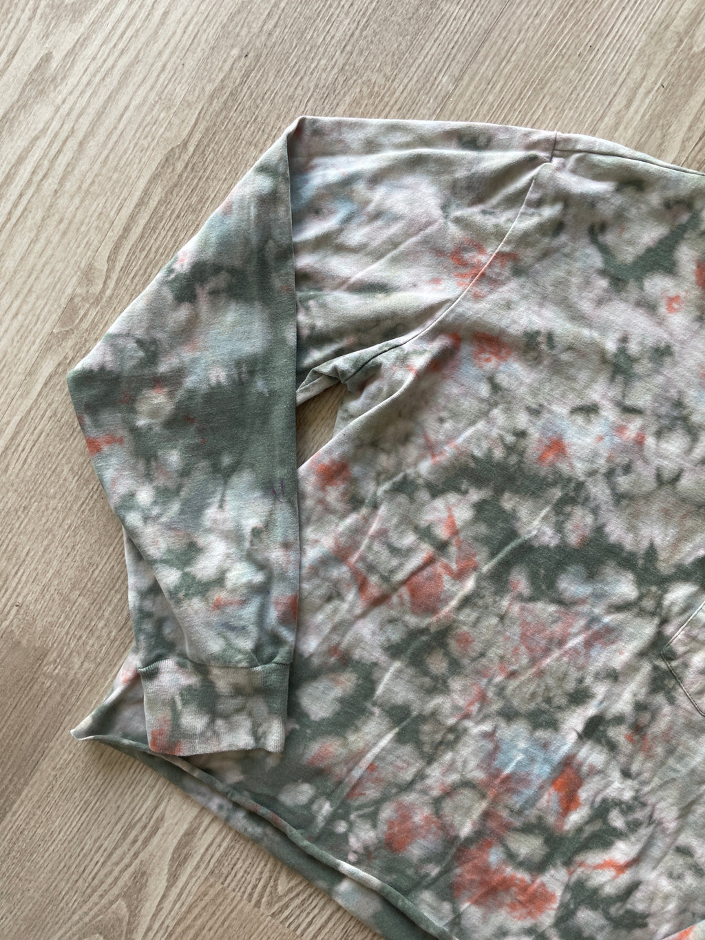 MEDIUM Men’s Utah Reverse  Tie Dye Cropped Length Long Sleeve T-Shirt | One-Of-a-Kind Green and White Crumpled Short Sleeve