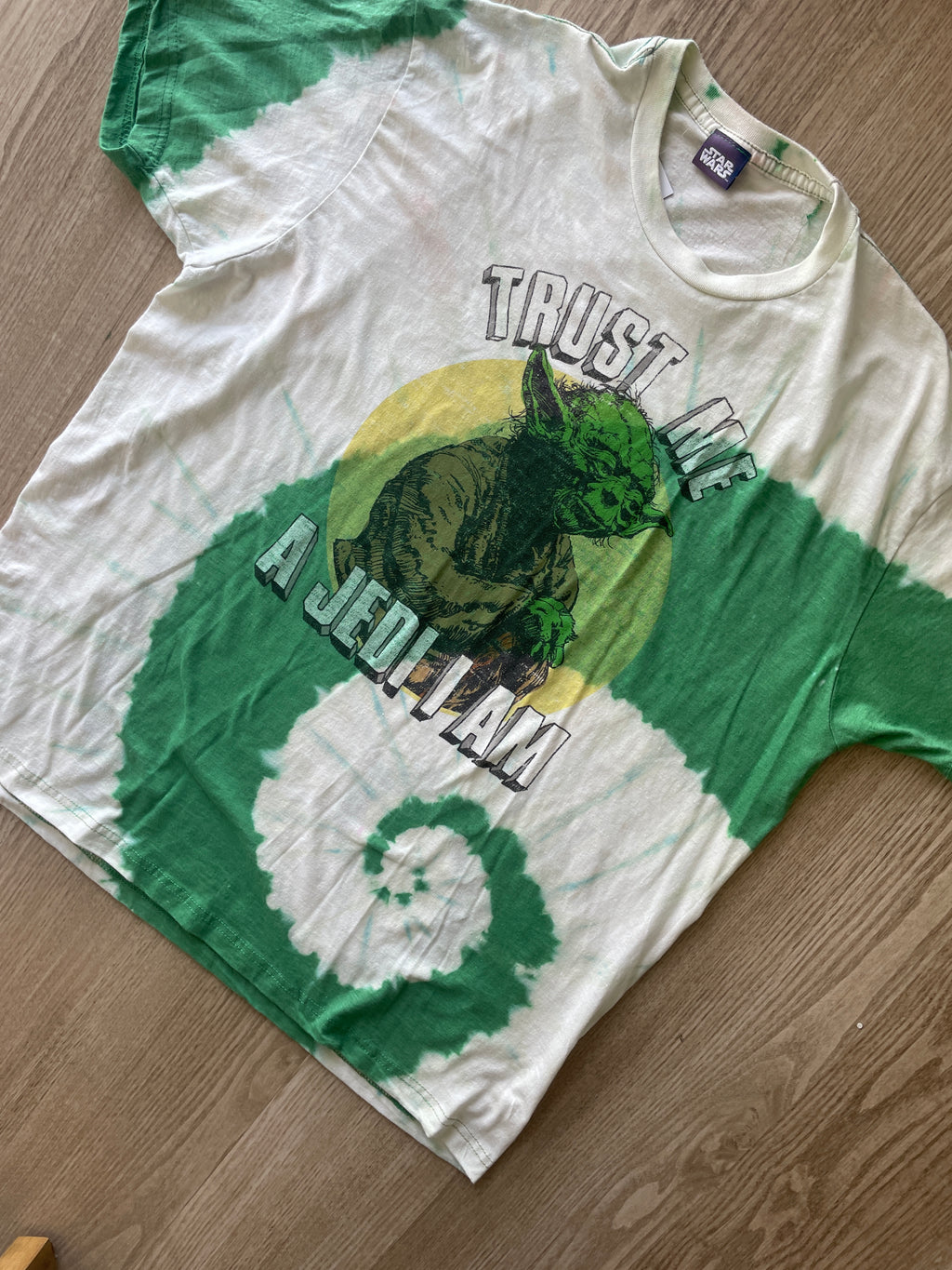 XL Men’s Yoda: A Jedi I Am Reverse Tie Dye T-Shirt | One-Of-a-Kind Green and White Spiral Short Sleeve