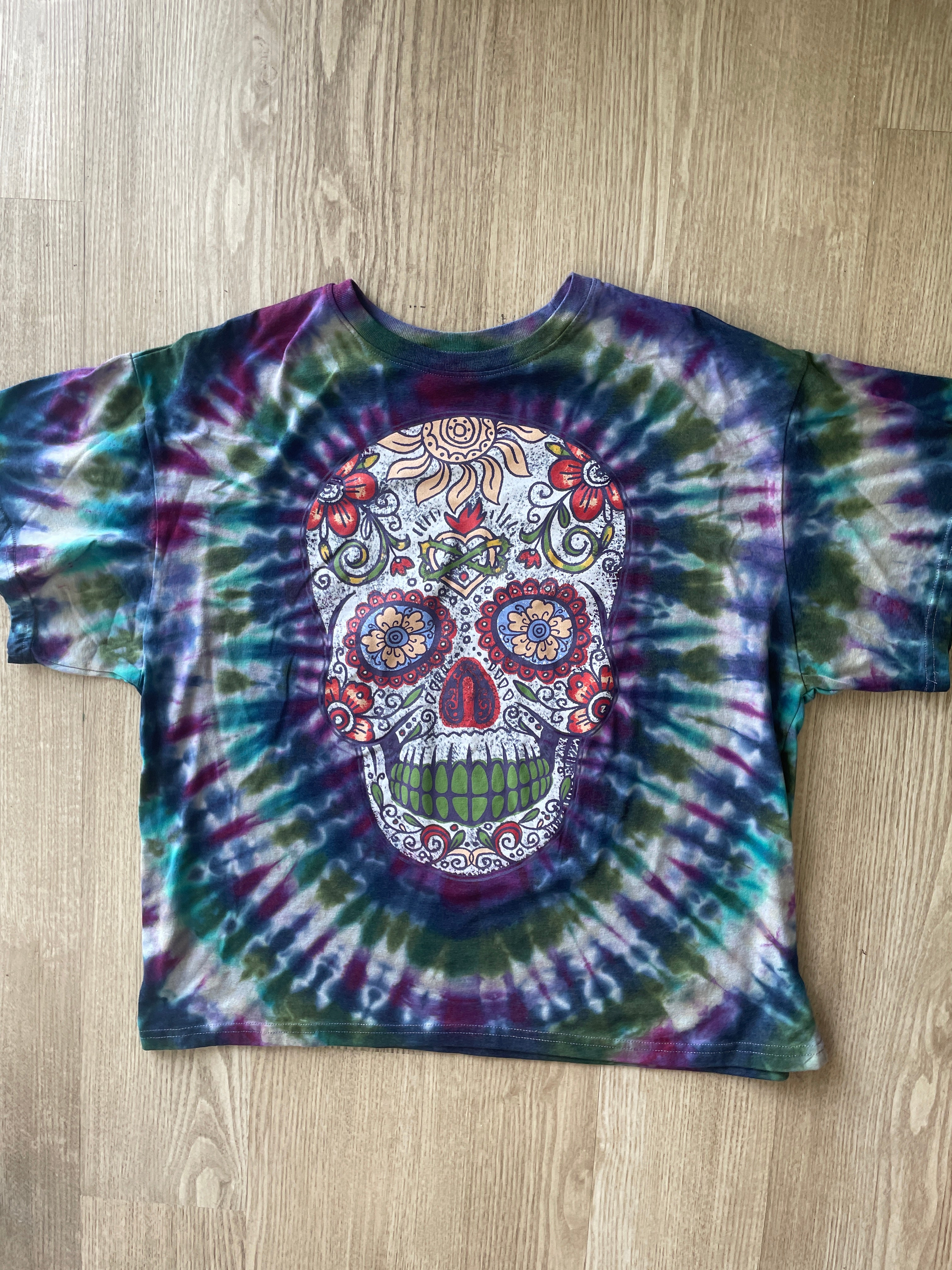 M/L Men’s Sugar Skull Reverse Tie Dye T-Shirt | One-Of-a-Kind Purple and Blue Pleated Short Sleeve