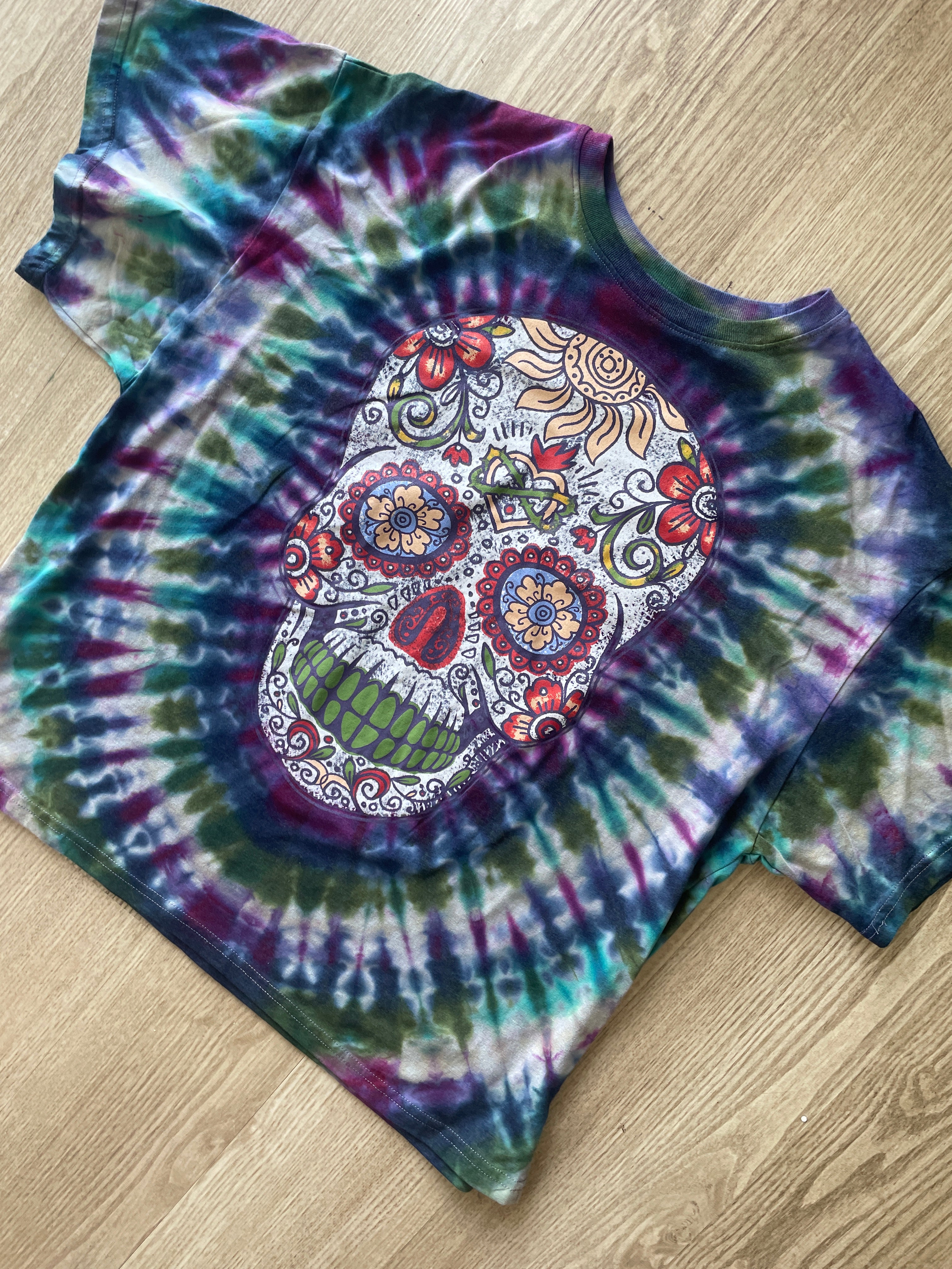 M/L Men’s Sugar Skull Reverse Tie Dye T-Shirt | One-Of-a-Kind Purple and Blue Pleated Short Sleeve