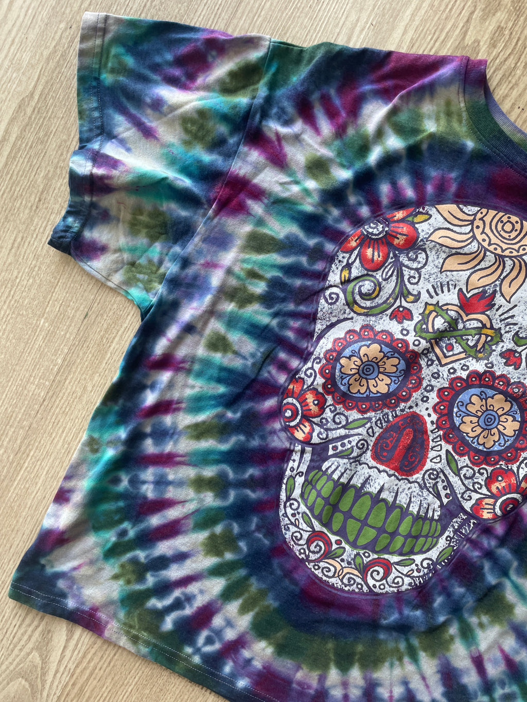 M/L Men’s Sugar Skull Reverse Tie Dye T-Shirt | One-Of-a-Kind Purple and Blue Pleated Short Sleeve