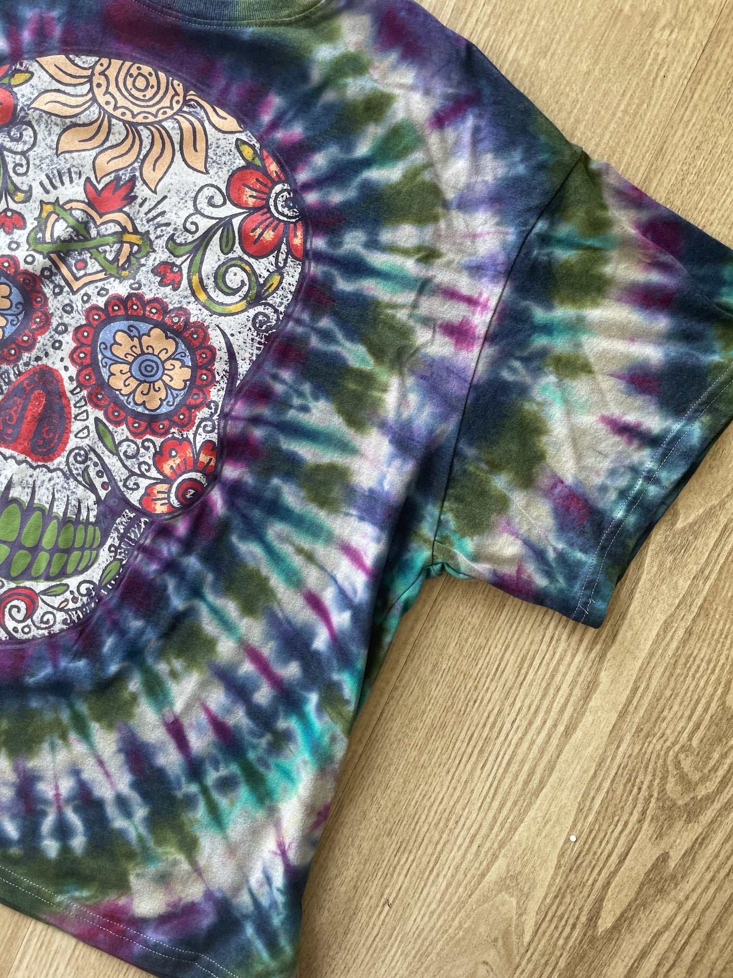 M/L Men’s Sugar Skull Reverse Tie Dye T-Shirt | One-Of-a-Kind Purple and Blue Pleated Short Sleeve