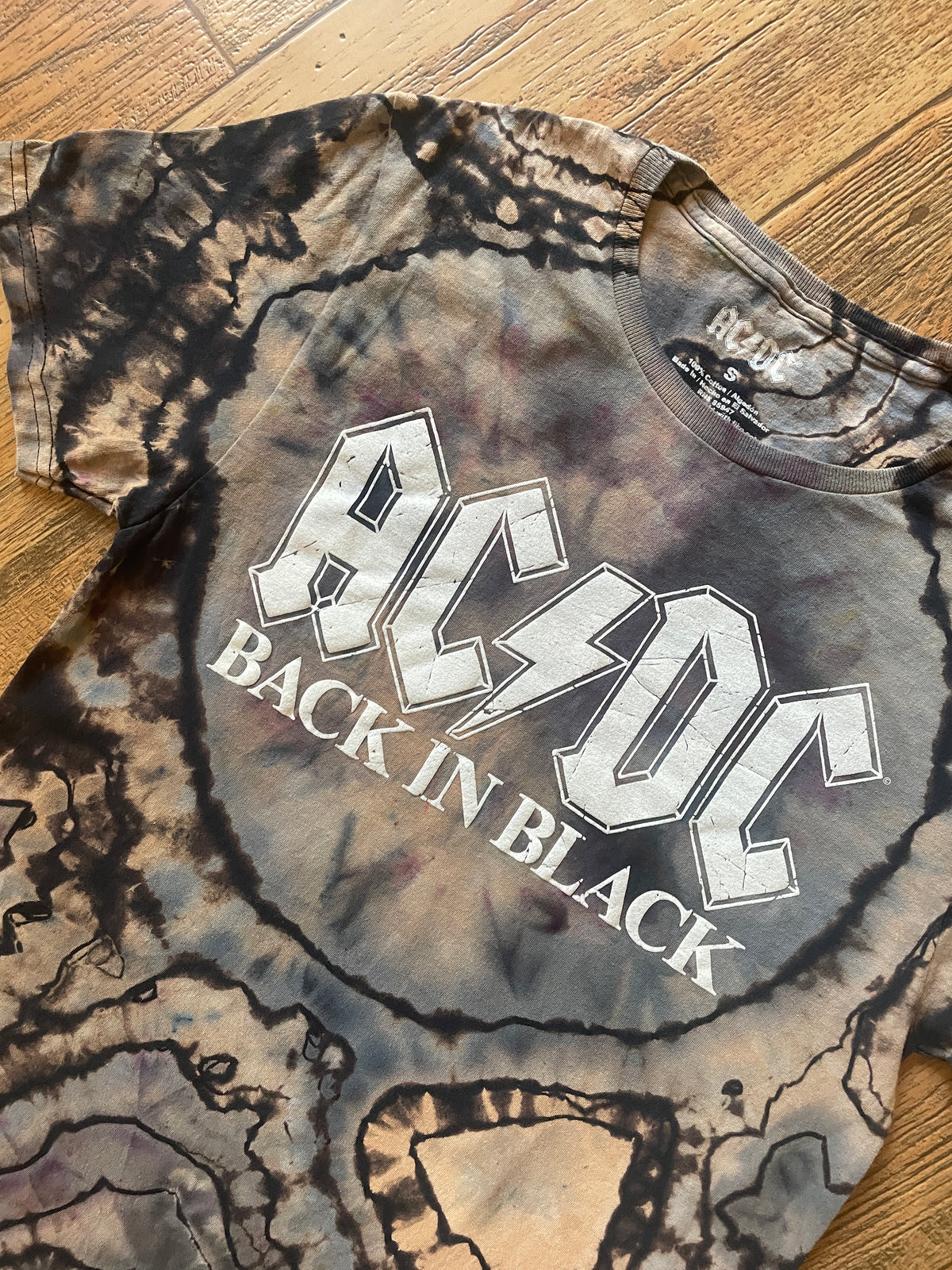 AC/DC Back in Black, Black & Gray Geode Tie Dye Short Sleeve T-Shirt | Men's Small