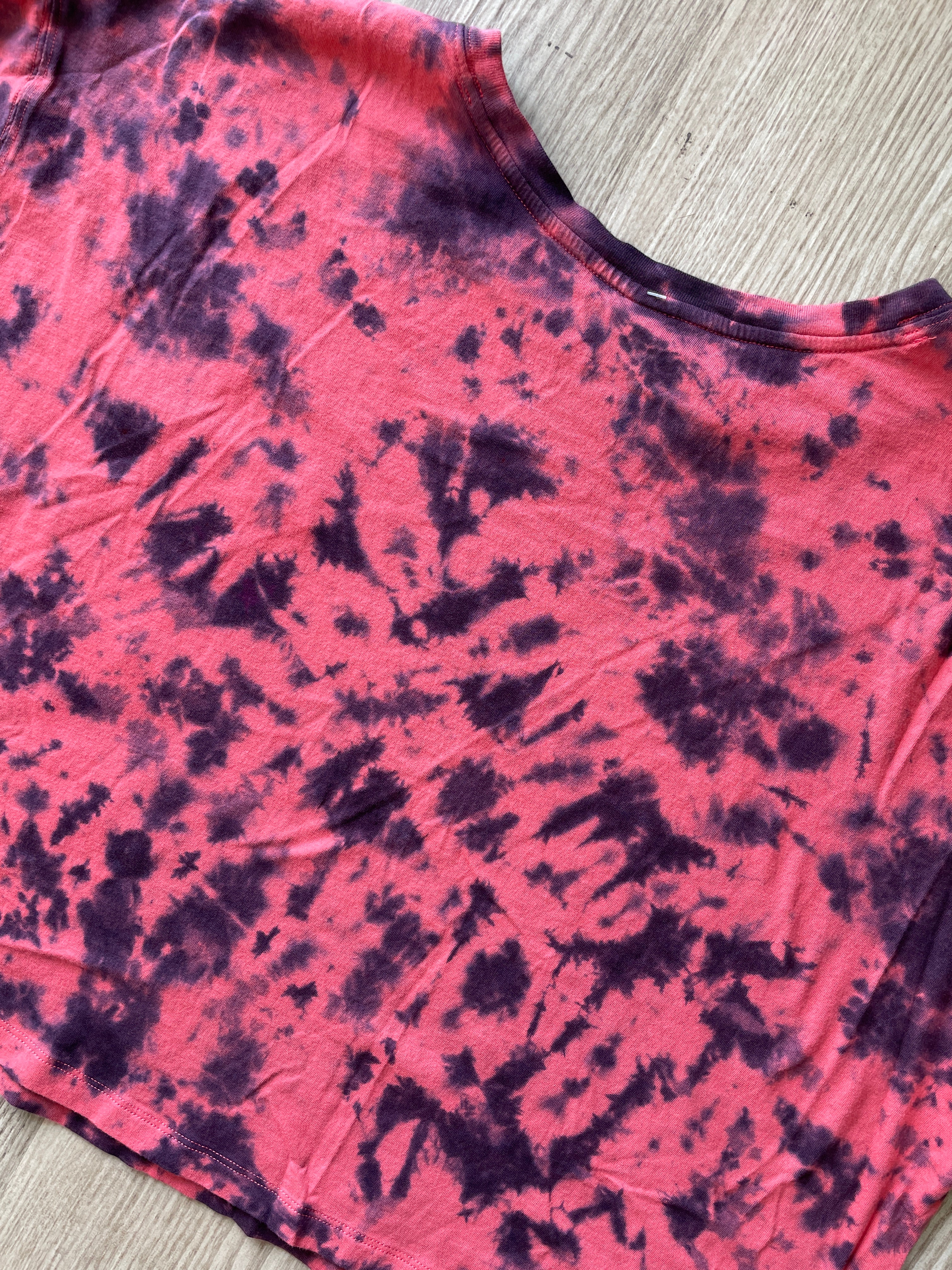 XL Women’s Climbing Shoe Handmade Tie Dyed Crop Top | One-Of-a-Kind Red and Black Cropped Short Sleeve T-Shirt