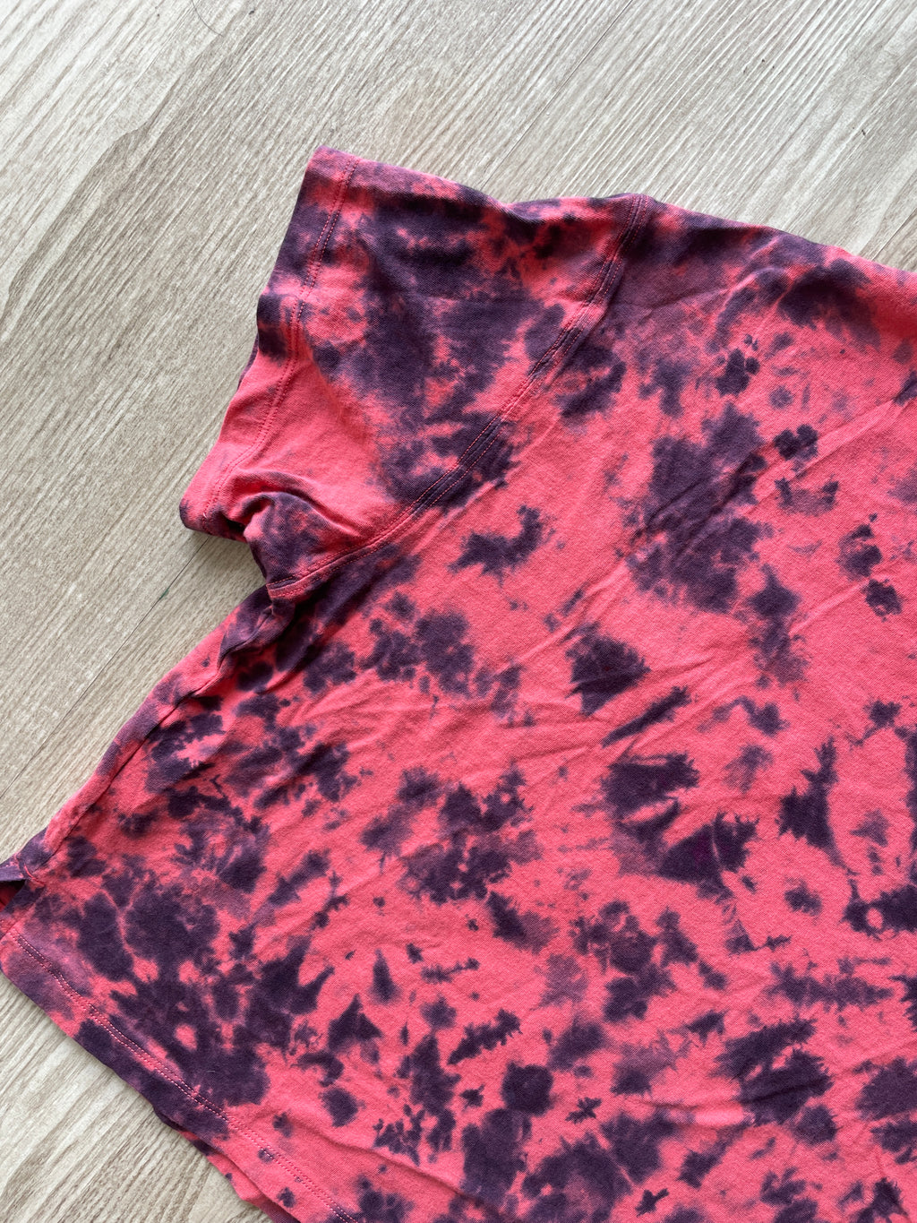 XL Women’s Climbing Shoe Handmade Tie Dyed Crop Top | One-Of-a-Kind Red and Black Cropped Short Sleeve T-Shirt