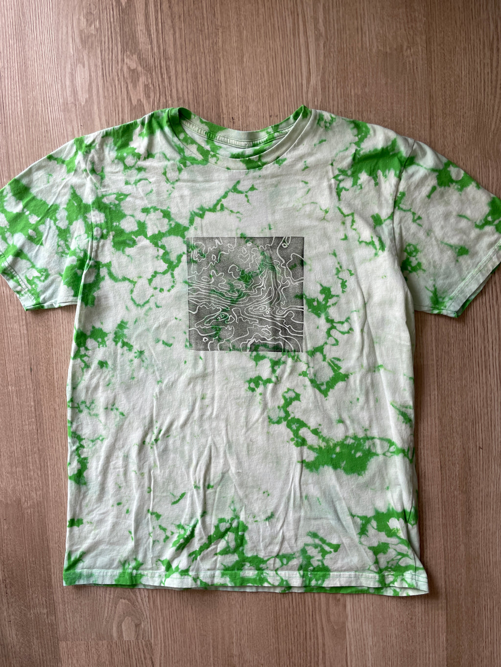 XL Men’s Delicate Arch Topography Acid Dye T-Shirt | One-Of-a-Kind Green and White Crumpled Short Sleeve