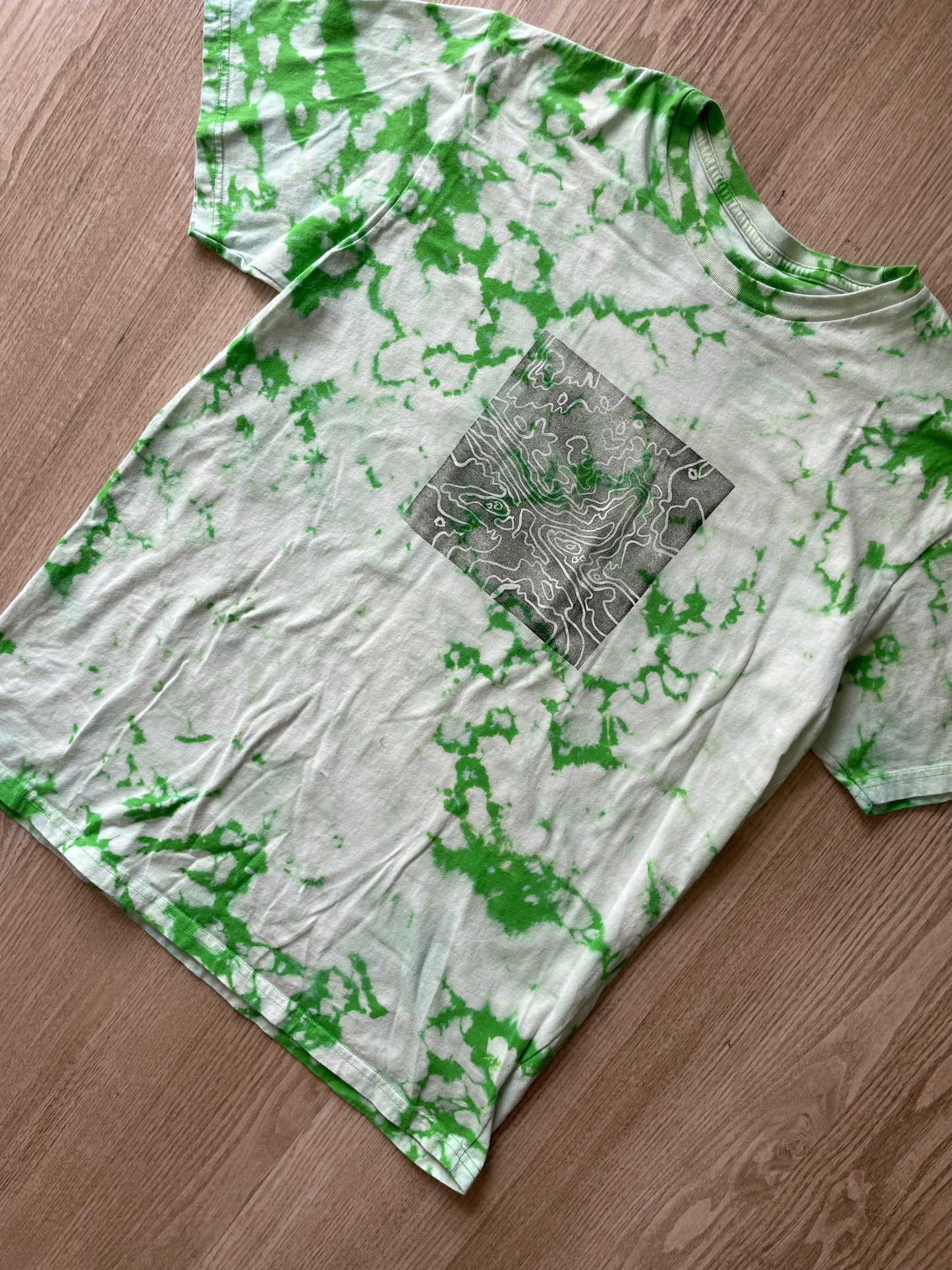 XL Men’s Delicate Arch Topography Acid Dye T-Shirt | One-Of-a-Kind Green and White Crumpled Short Sleeve