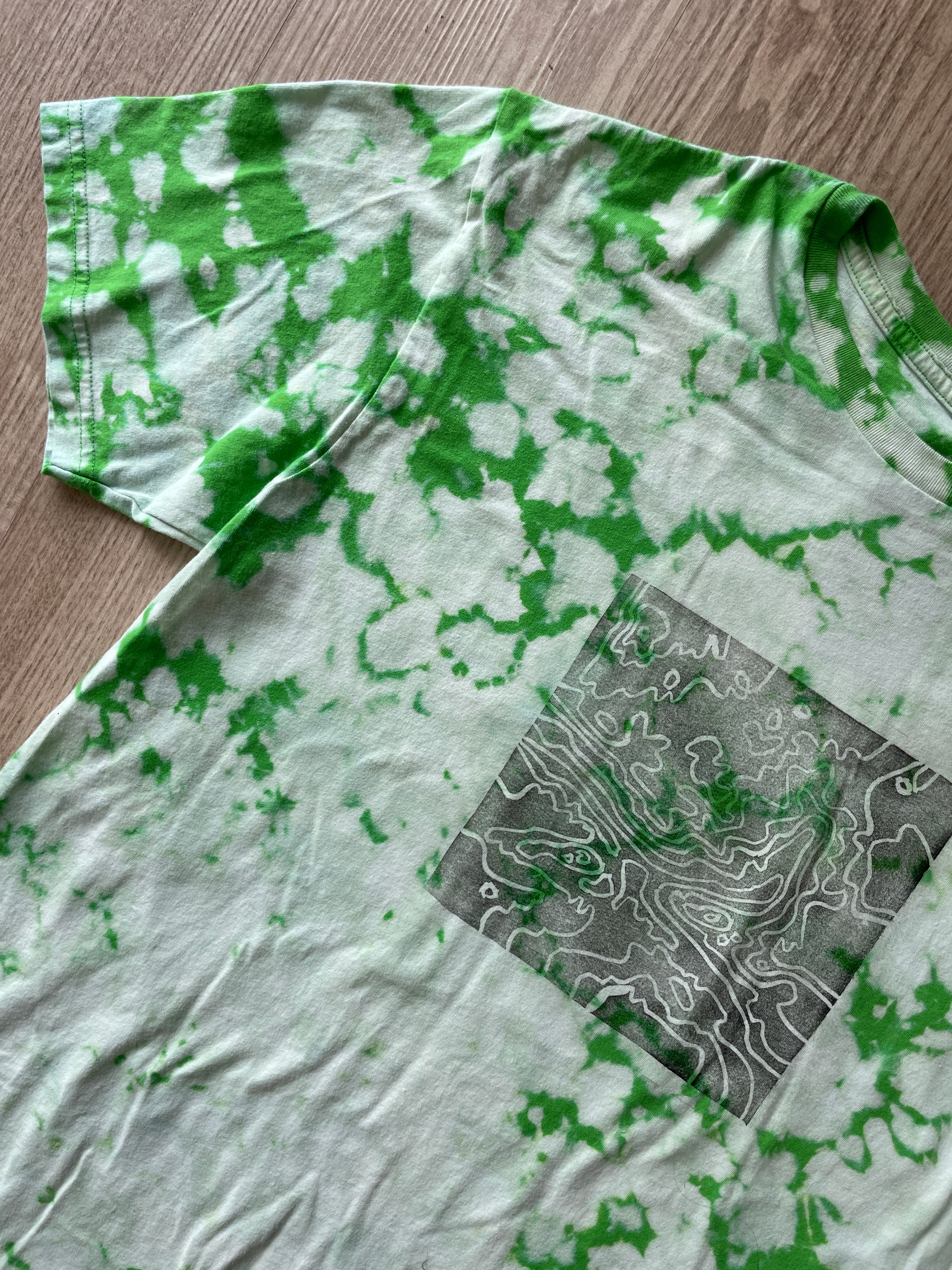 XL Men’s Delicate Arch Topography Acid Dye T-Shirt | One-Of-a-Kind Green and White Crumpled Short Sleeve