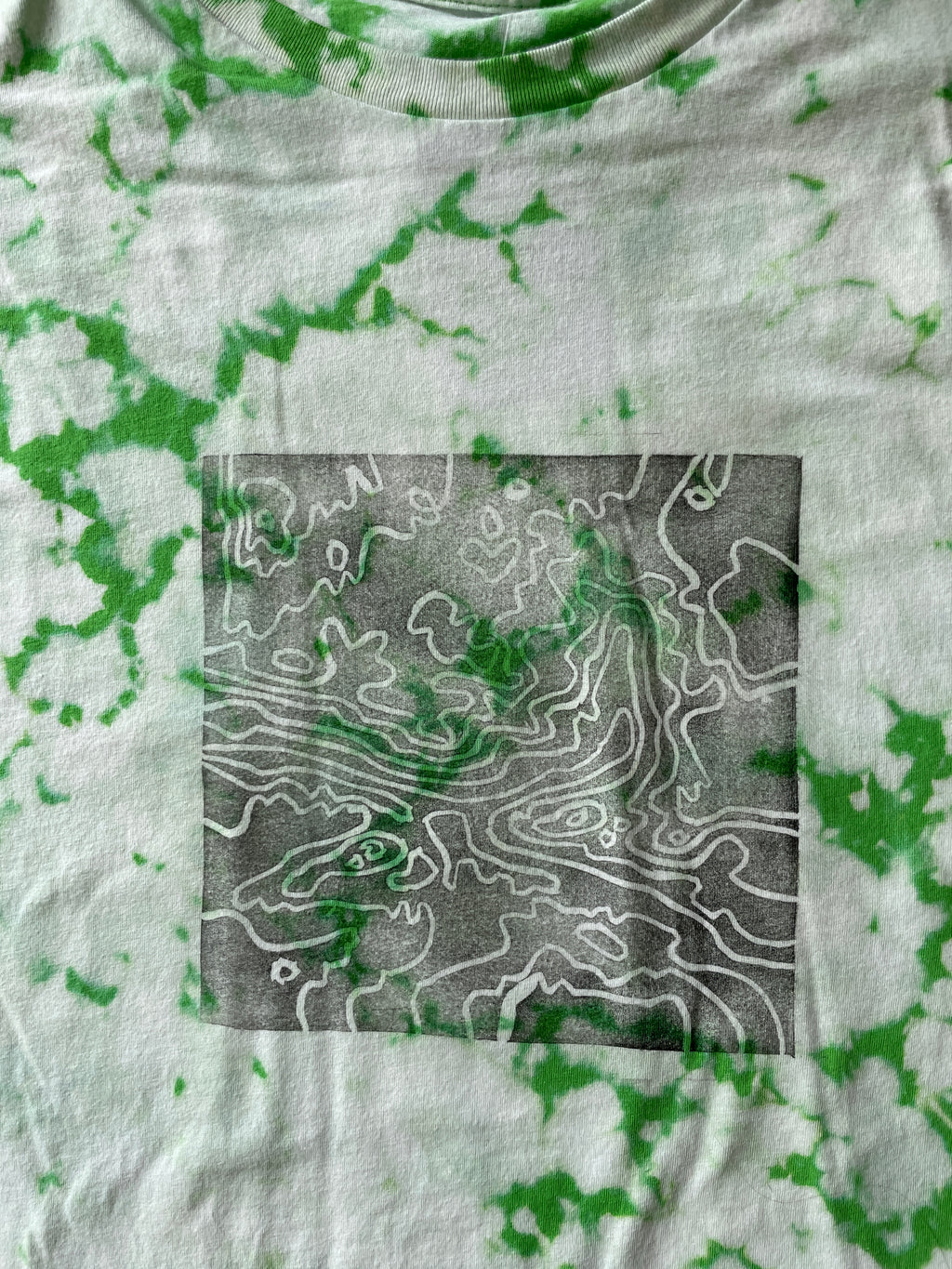 XL Men’s Delicate Arch Topography Acid Dye T-Shirt | One-Of-a-Kind Green and White Crumpled Short Sleeve