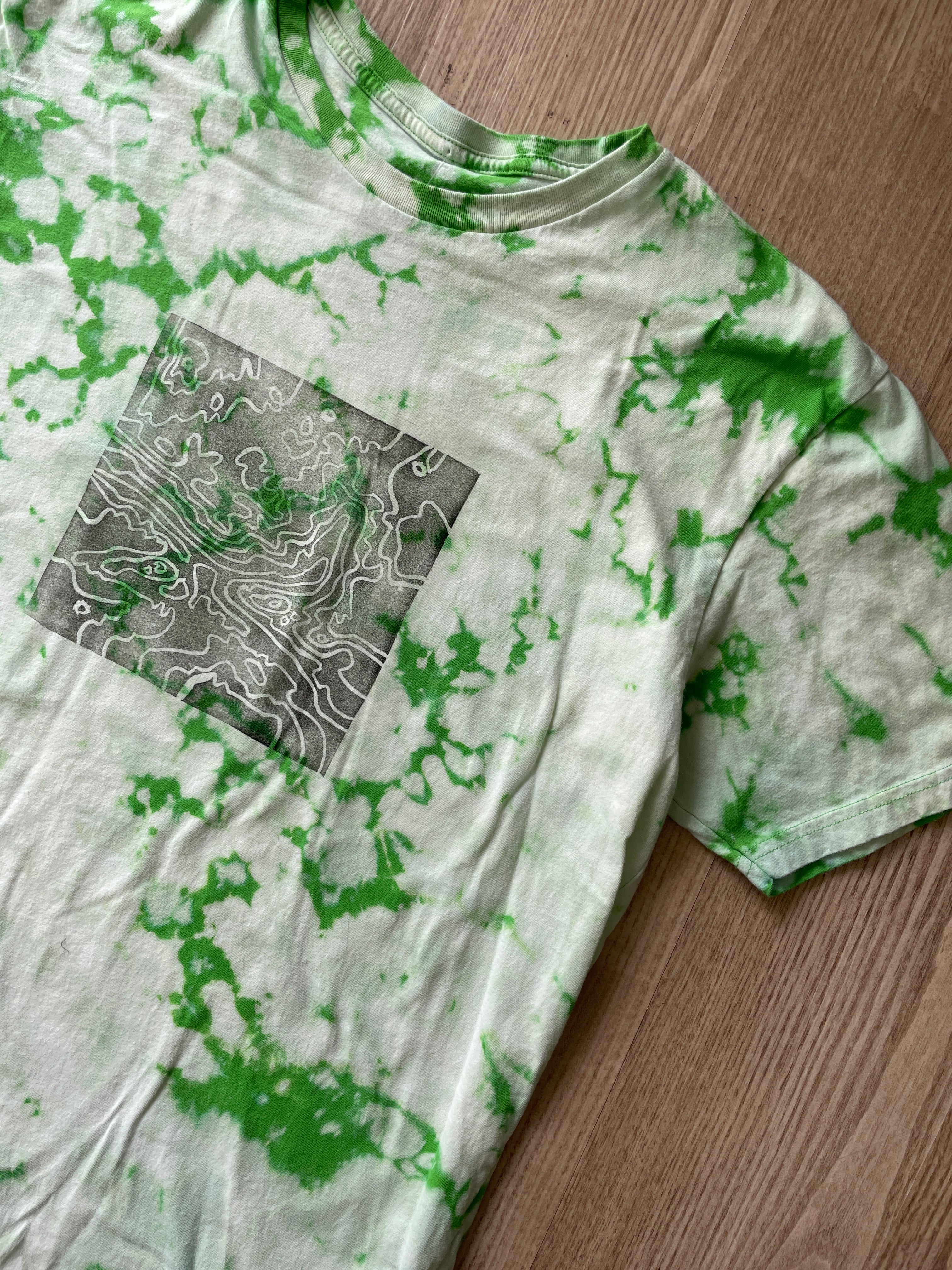 XL Men’s Delicate Arch Topography Acid Dye T-Shirt | One-Of-a-Kind Green and White Crumpled Short Sleeve