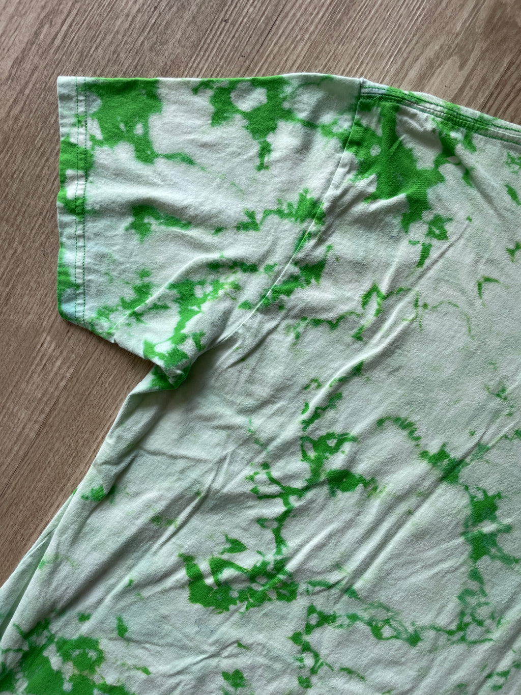 XL Men’s Delicate Arch Topography Acid Dye T-Shirt | One-Of-a-Kind Green and White Crumpled Short Sleeve