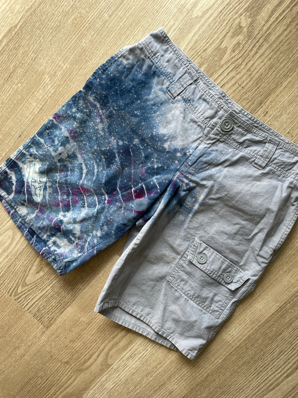Women's Size 6 Long The North Face Tie Dye Climbing Shorts | One-Of-a-Kind Upcycled Gray and Blue Geode Shorts