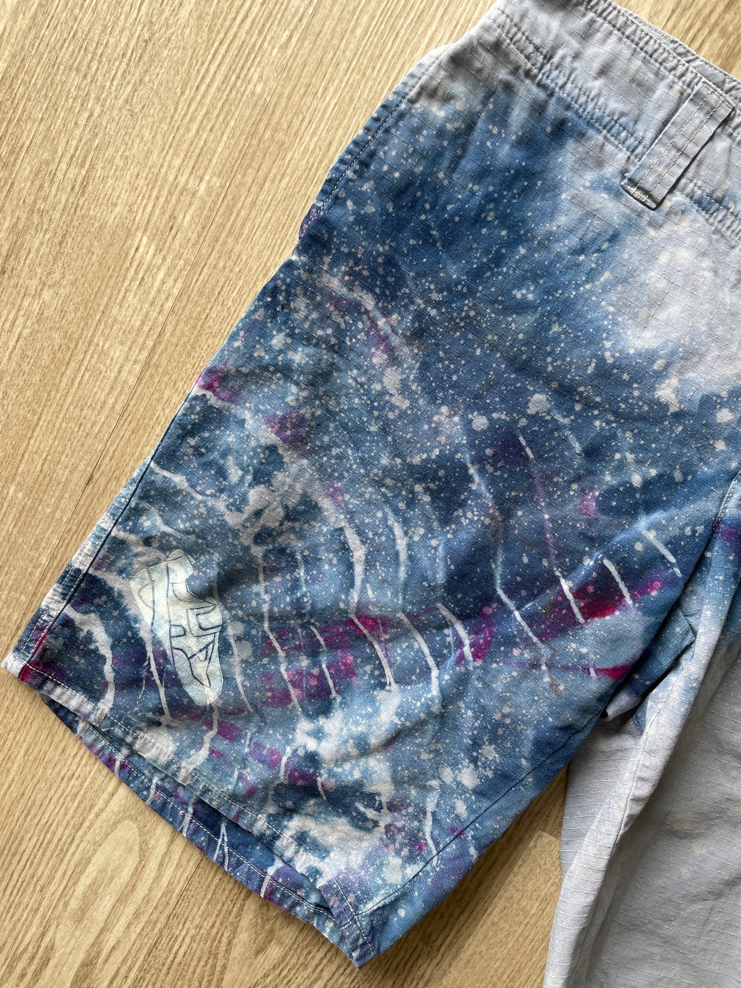 Women's Size 6 Long The North Face Tie Dye Climbing Shorts | One-Of-a-Kind Upcycled Gray and Blue Geode Shorts
