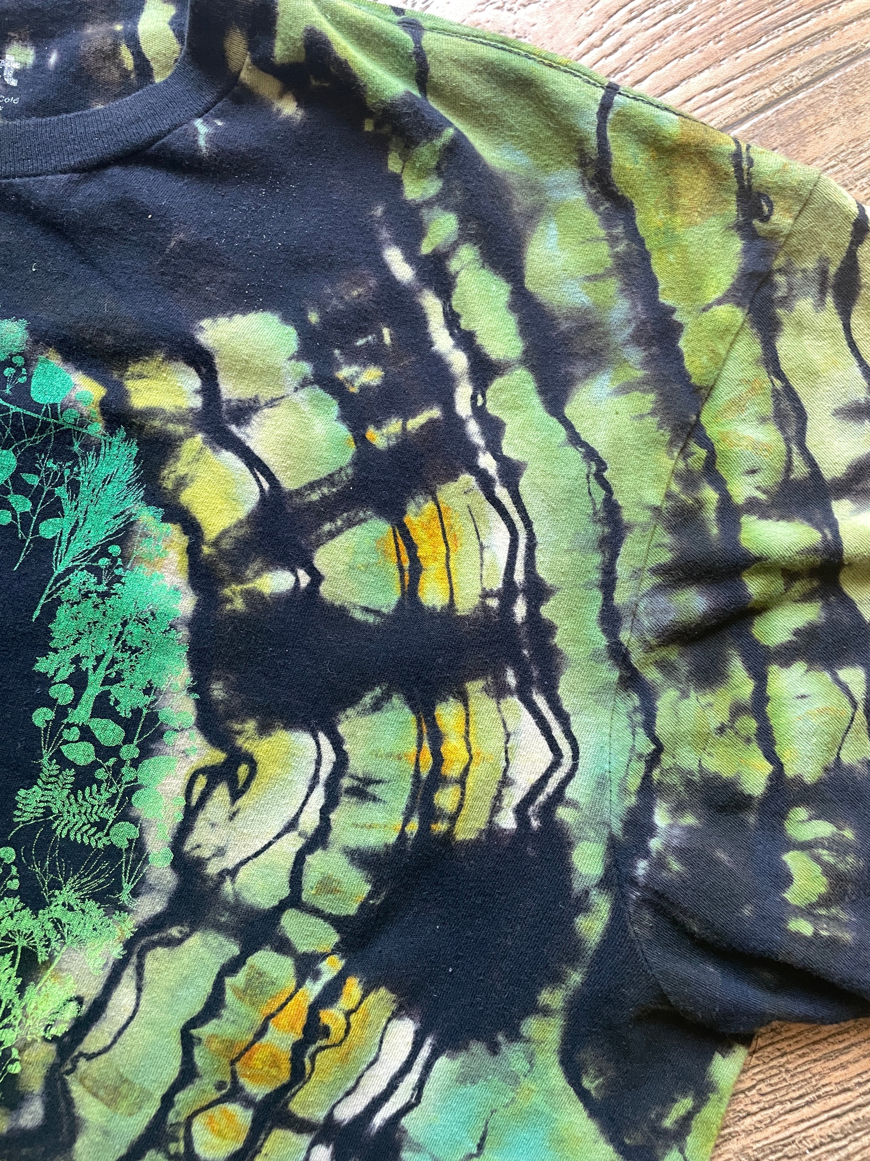 Peace on Earth Black and Green Geode Short Sleeve Reverse Tie Dye T-Shirt | Men's XL