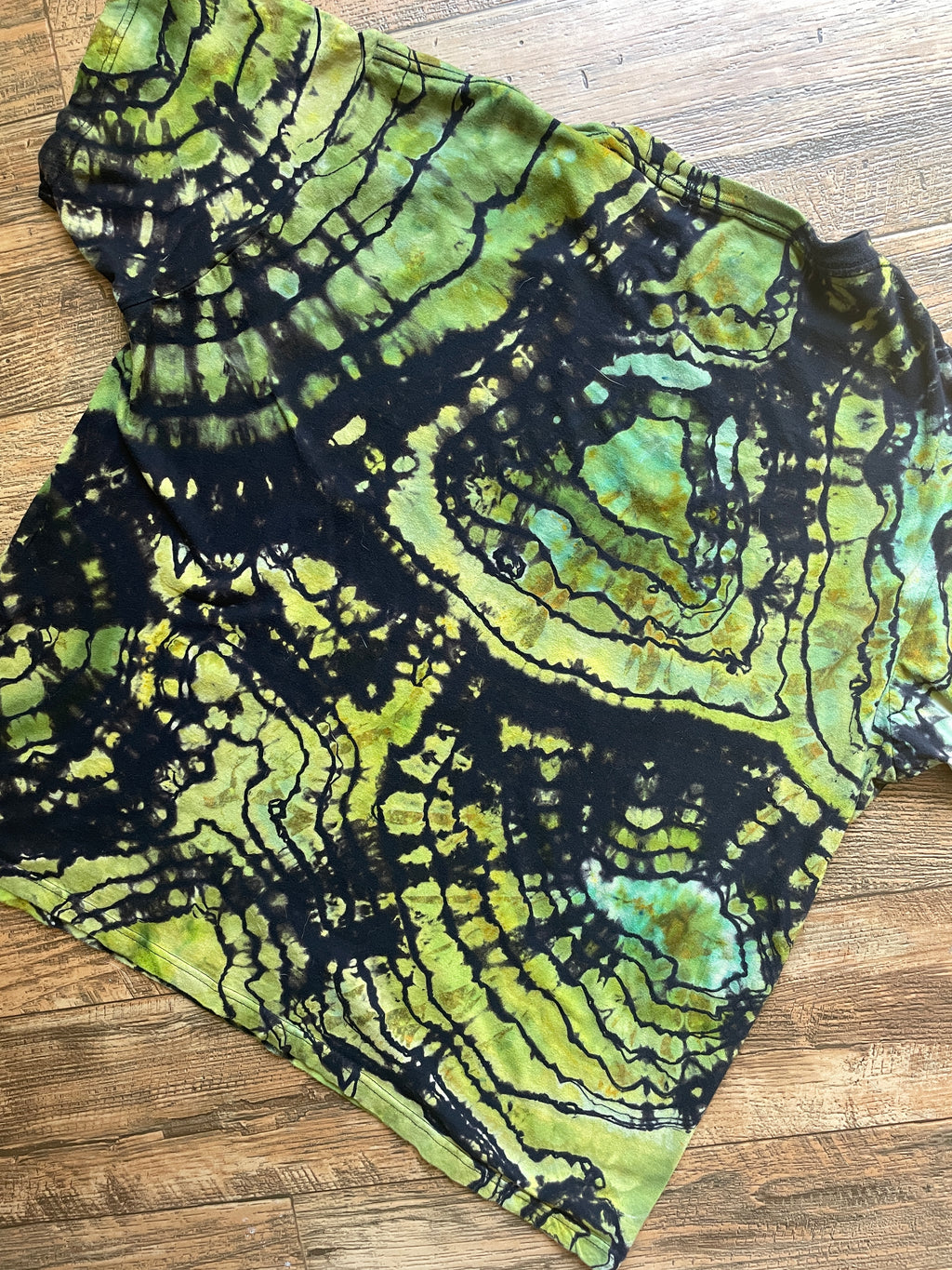 Peace on Earth Black and Green Geode Short Sleeve Reverse Tie Dye T-Shirt | Men's XL