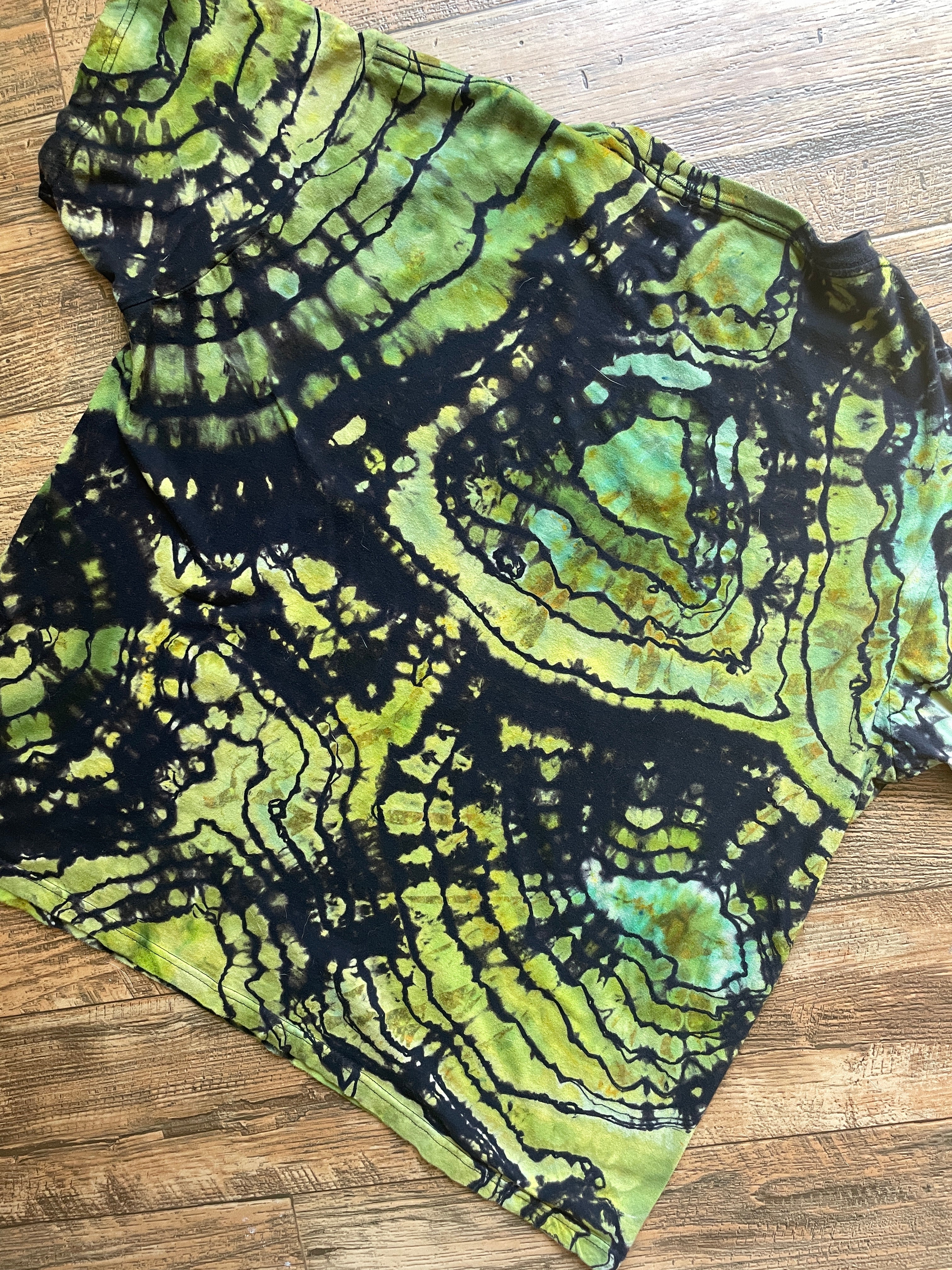 Peace on Earth Black and Green Geode Short Sleeve Reverse Tie Dye T-Shirt | Men's XL