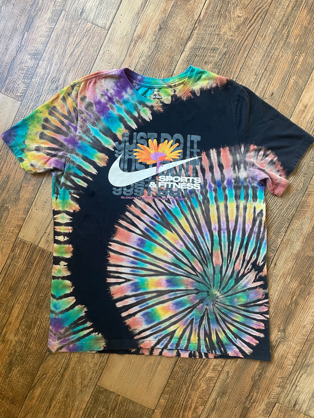 Nike Daisy Just Do It Rainbow Reverse Tie Dye Short Sleeve T-Shirt | Men's Large