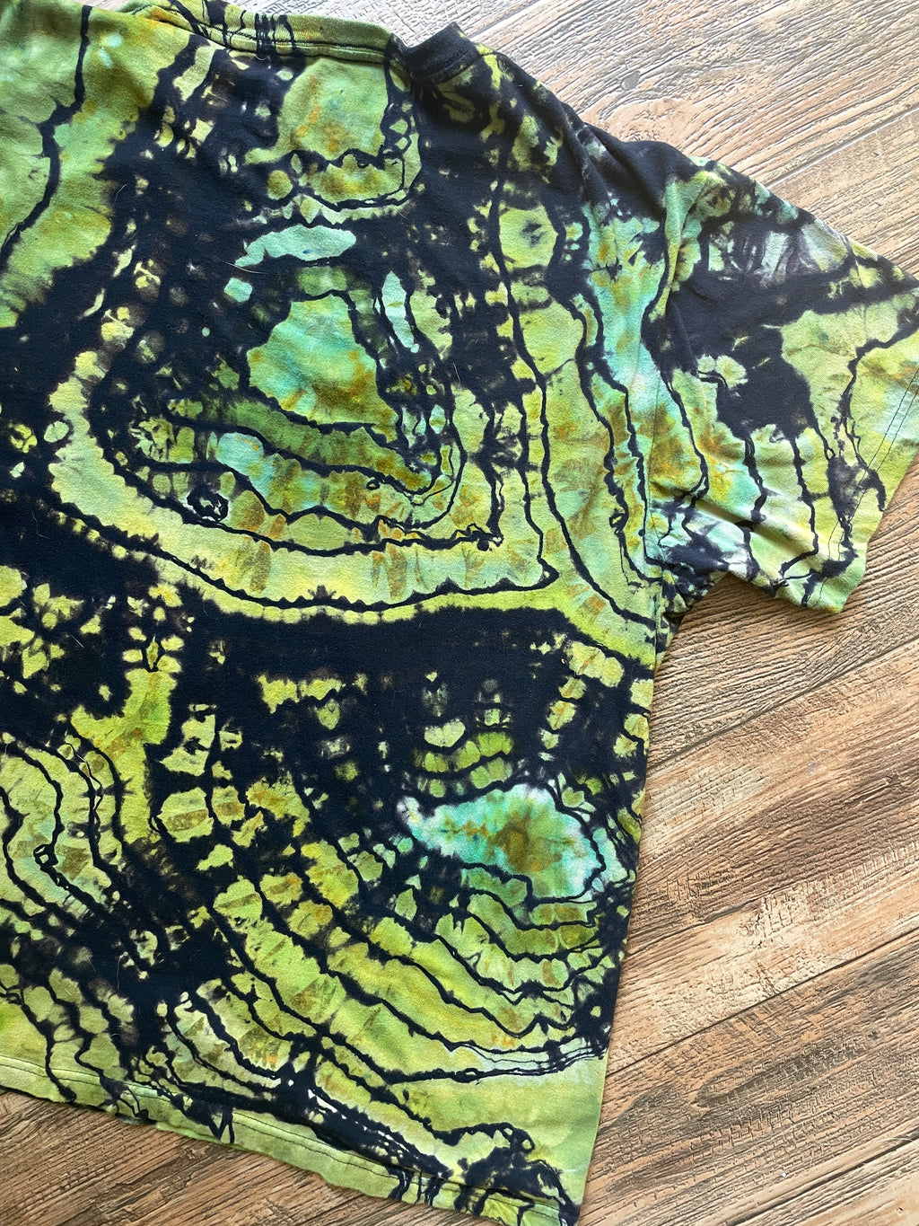Peace on Earth Black and Green Geode Short Sleeve Reverse Tie Dye T-Shirt | Men's XL