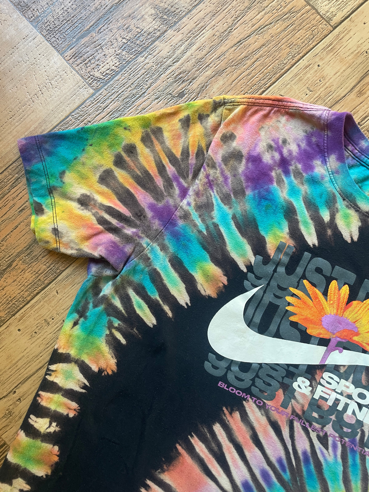 Nike Daisy Just Do It Rainbow Reverse Tie Dye Short Sleeve T-Shirt | Men's Large