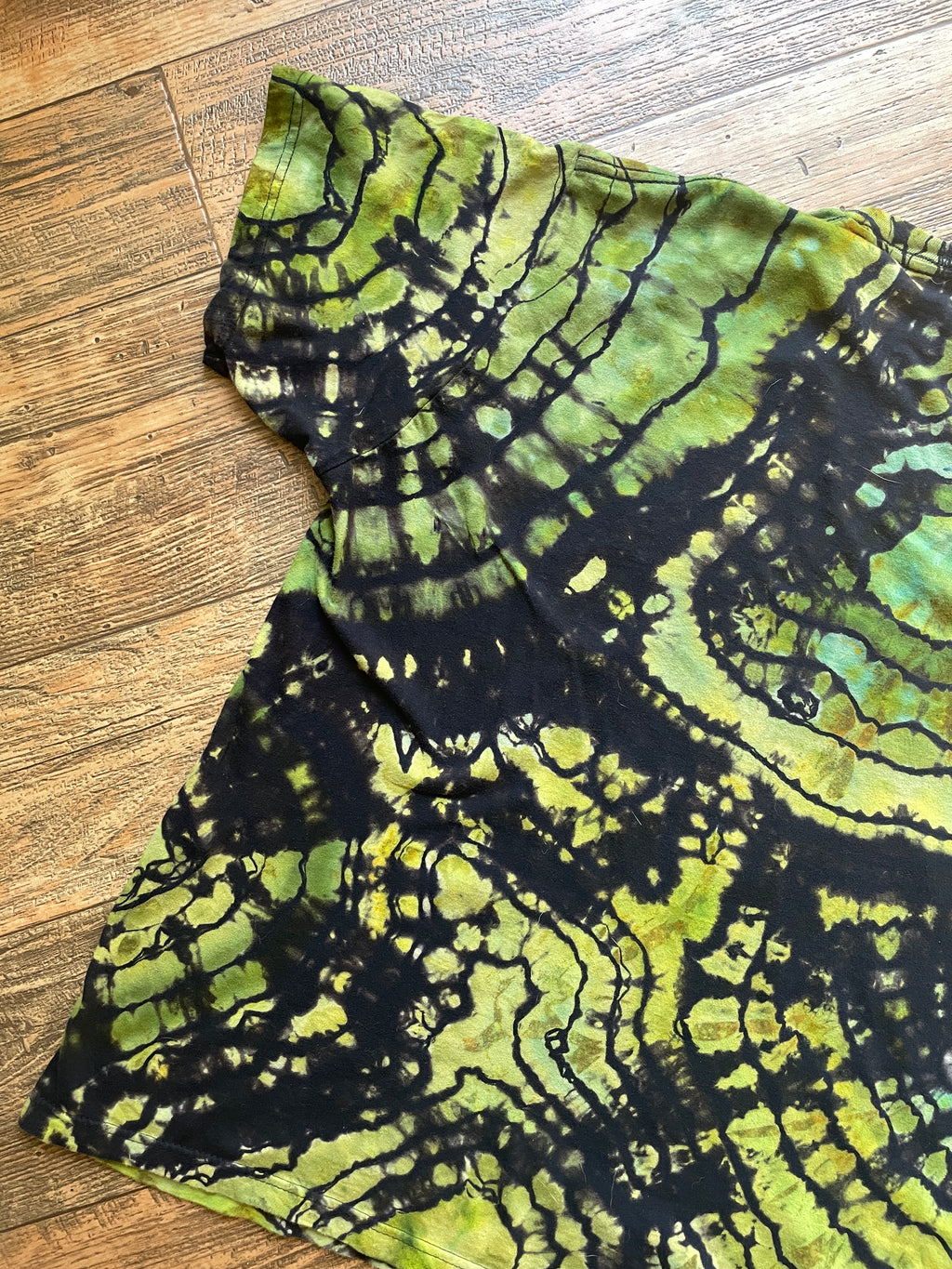 Peace on Earth Black and Green Geode Short Sleeve Reverse Tie Dye T-Shirt | Men's XL