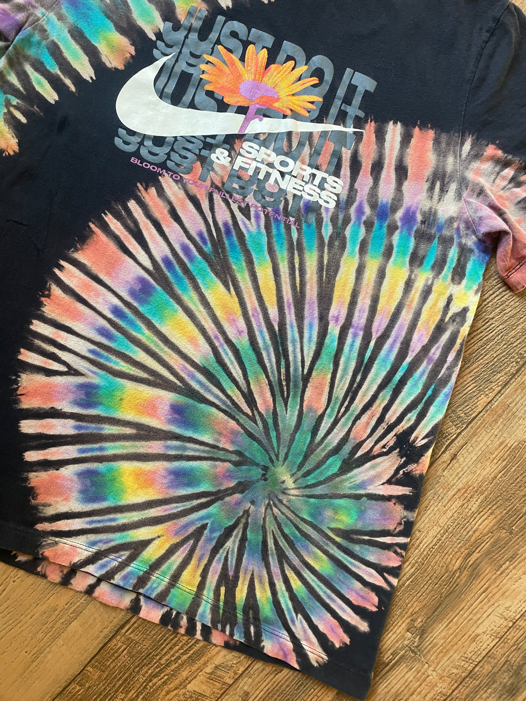 Nike Daisy Just Do It Rainbow Reverse Tie Dye Short Sleeve T-Shirt | Men's Large