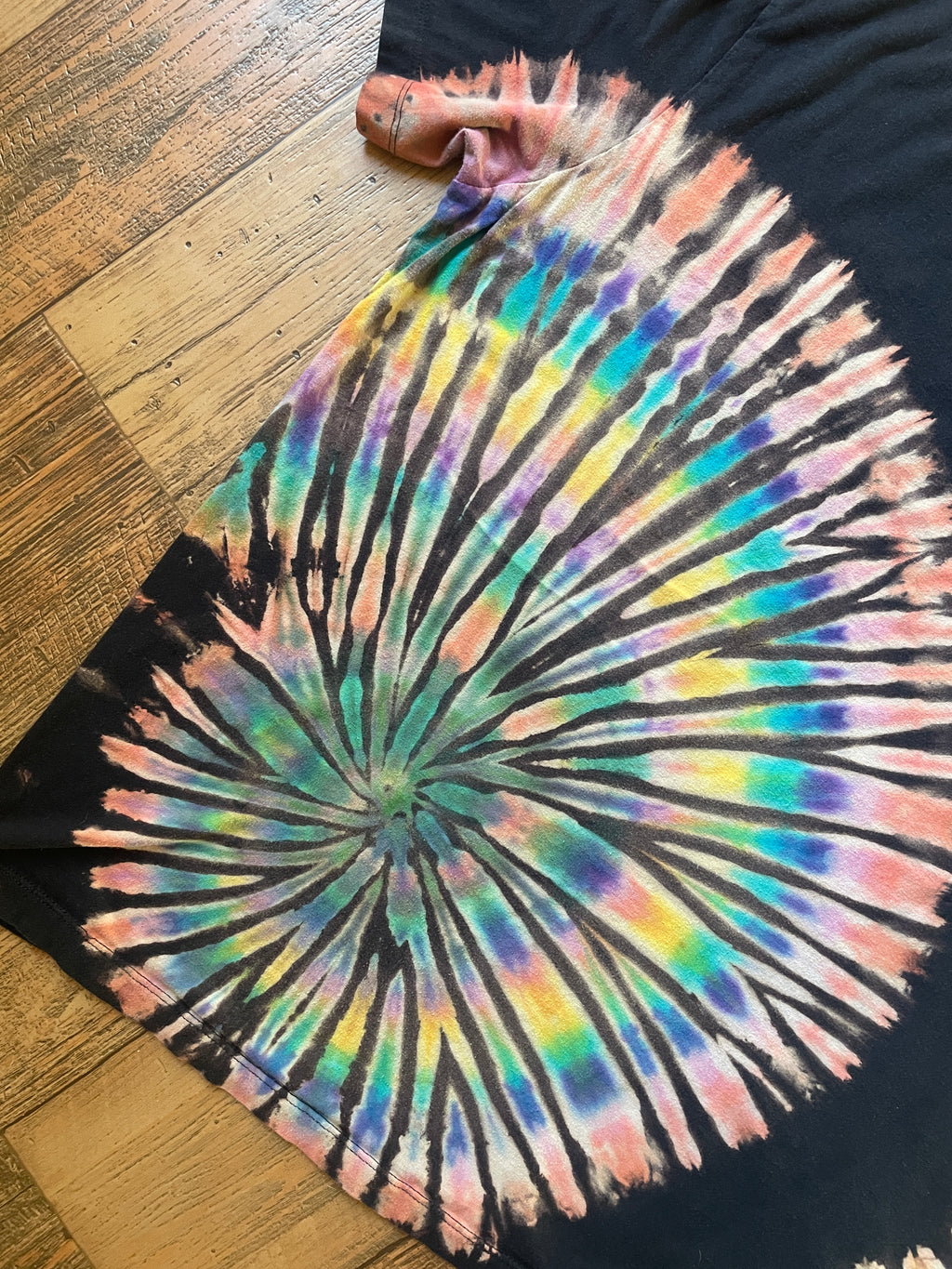 Nike Daisy Just Do It Rainbow Reverse Tie Dye Short Sleeve T-Shirt | Men's Large