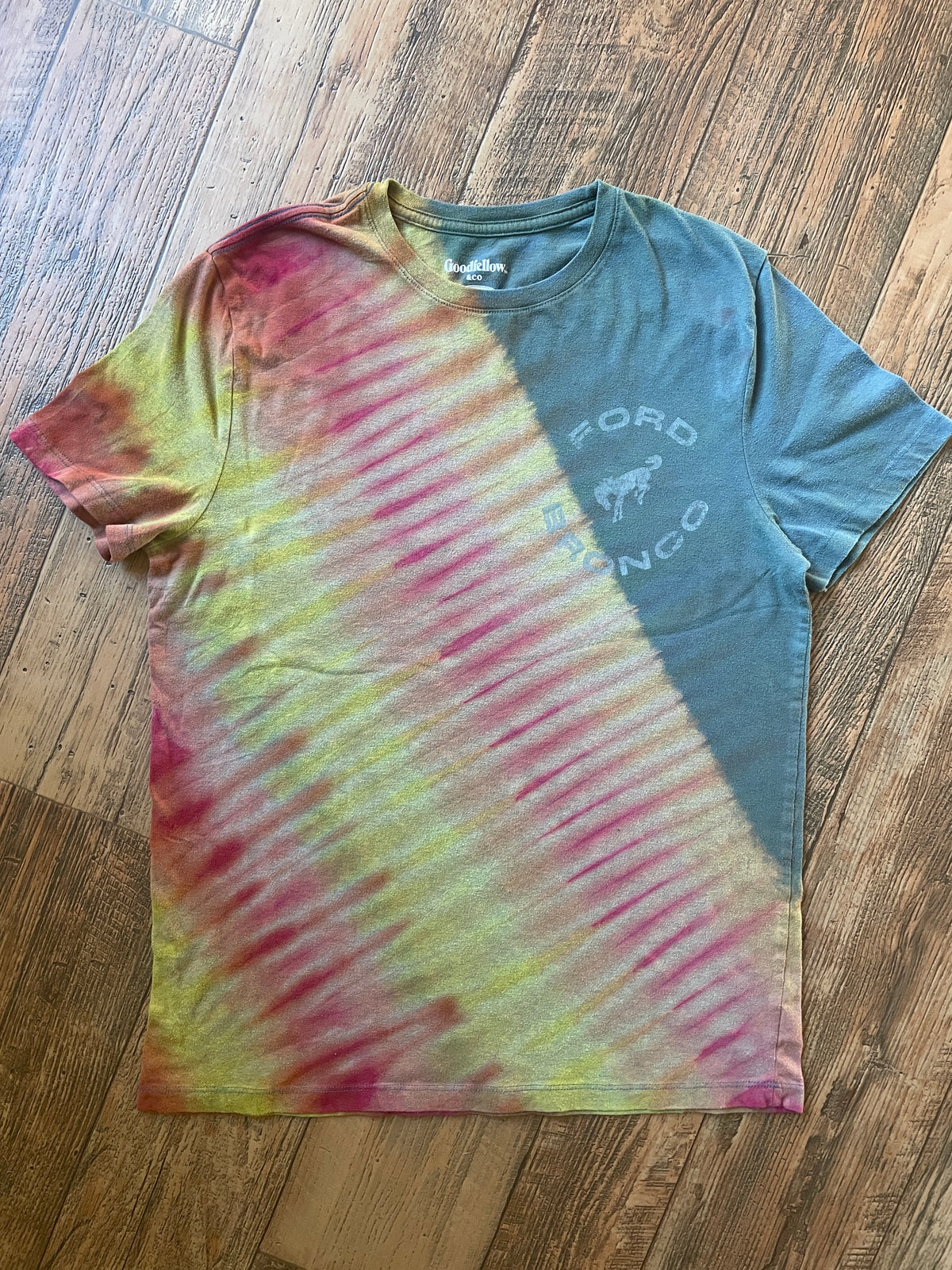 Nike Daisy Just Do It Rainbow Reverse Tie Dye Short Sleeve T-Shirt | Men's Large