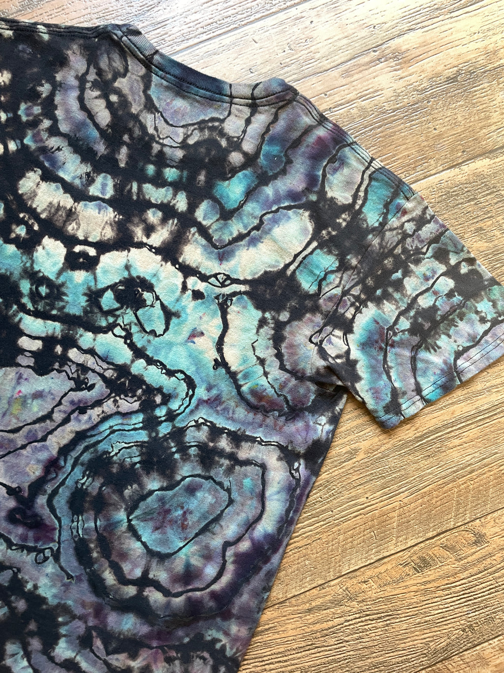 Midnight Wolf Black and Blue Geode Short Sleeve Reverse Tie Dye T-Shirt | Men's Medium