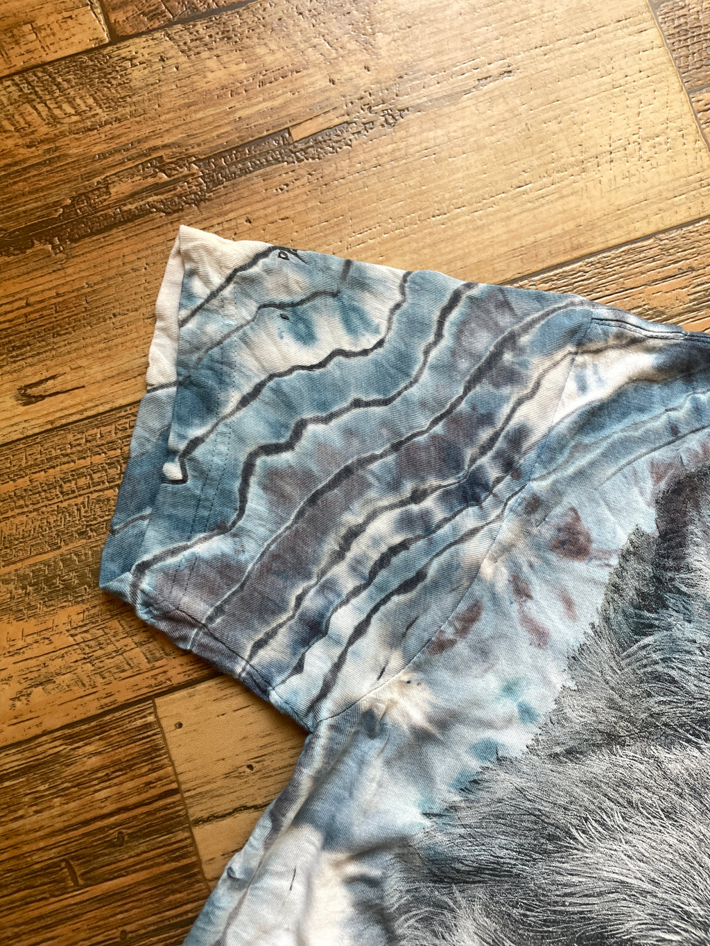 Blue and Gray White Wolf Geode Short Sleeve Tie Dye T-Shirt | Men's Medium