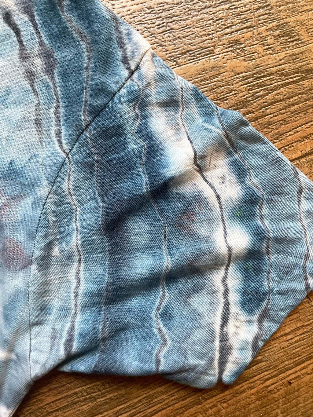 Blue and Gray White Wolf Geode Short Sleeve Tie Dye T-Shirt | Men's Medium